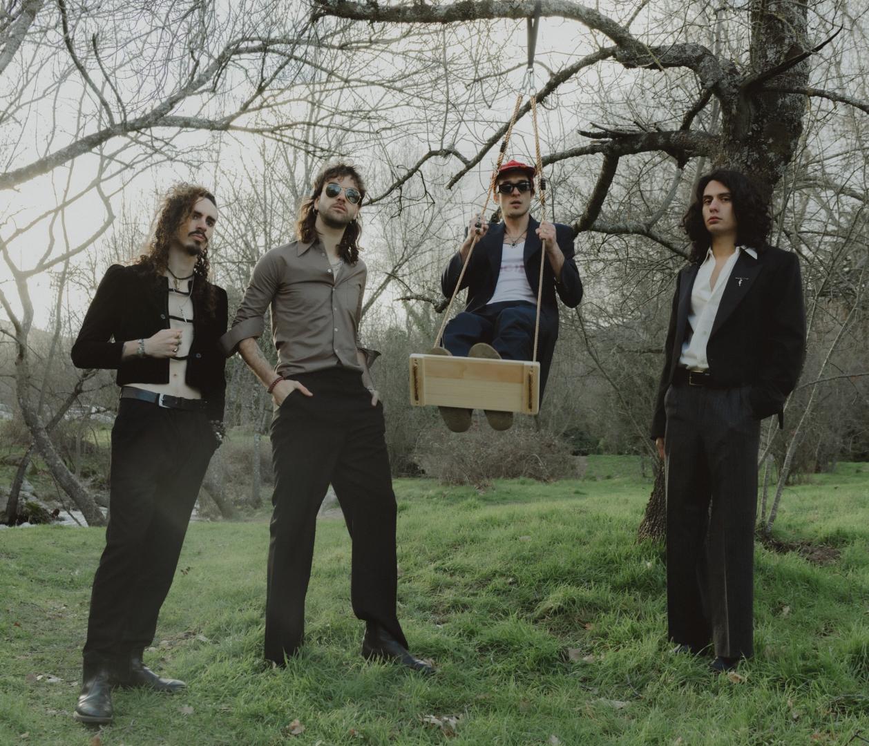 De izda. a dcha.: Santi Urrela (bajo), Coque Fernández (guitarra solista), Javier Gismero, ‘Gisme’, (voz) y Martín Aparicio (batería), componentes de la banda de rock alternativo Ultraligera