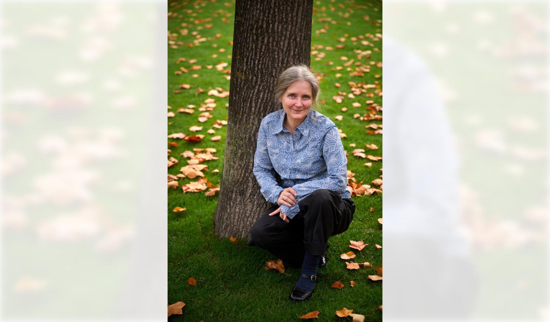 Marion Poschmann, junto a un árbol ayer en la zona de Baluarte