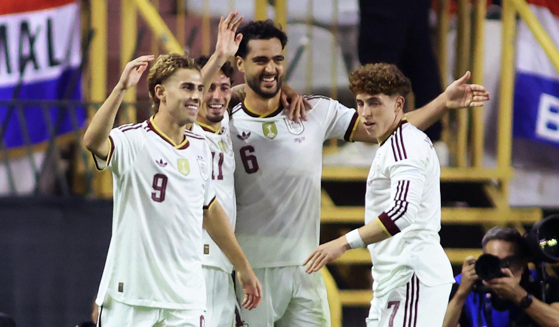 Fermín, Yeremy Pino y Víctor Muñoz felicitan a Mikel Merino tras uno de sus dos goles contra Croacia