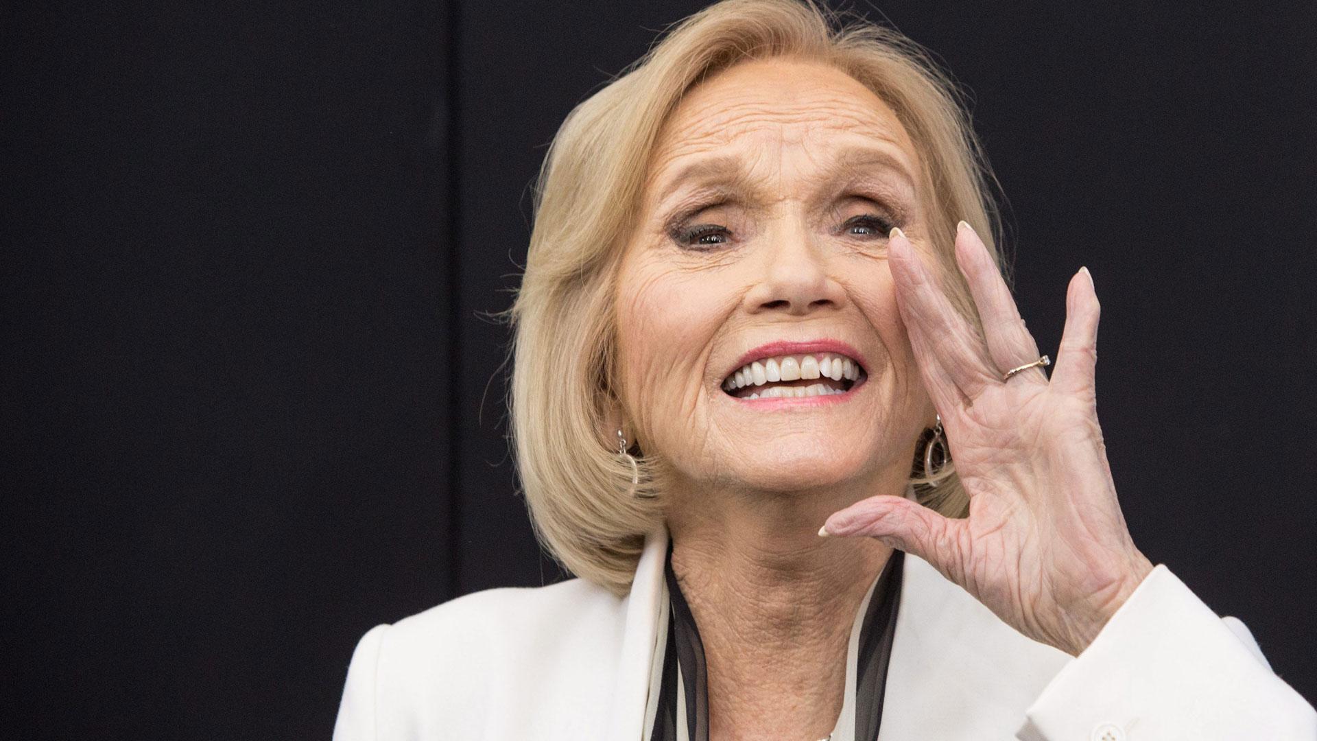 Fotografía de archivo del 11 de febrero de 2014 de la actriz estadounidense Eva Marie Saint saludando durante un evento en Nueva York