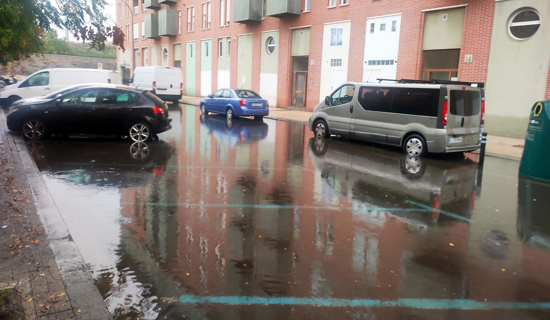 La lluvia ha generado un gran balsa de agua a la altura de Sanduzelai Ikastetxe, en San Jorge
