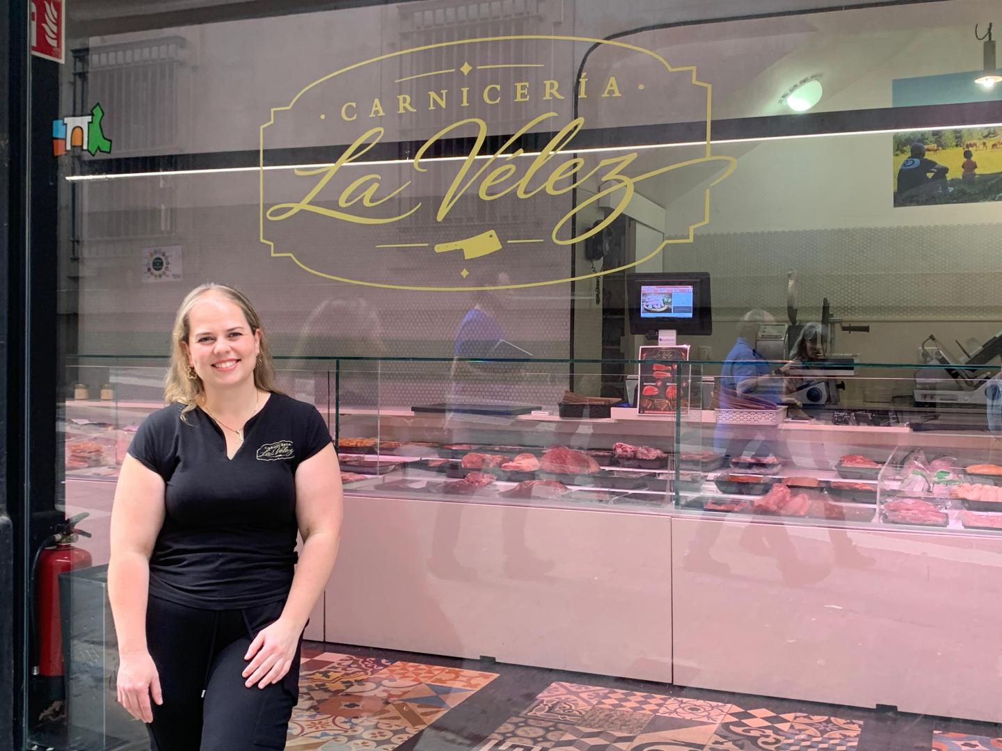 Ana María Vélez, junto a la carnicería La Vélez, en la cuesta de Santo Domingo de Pamplona