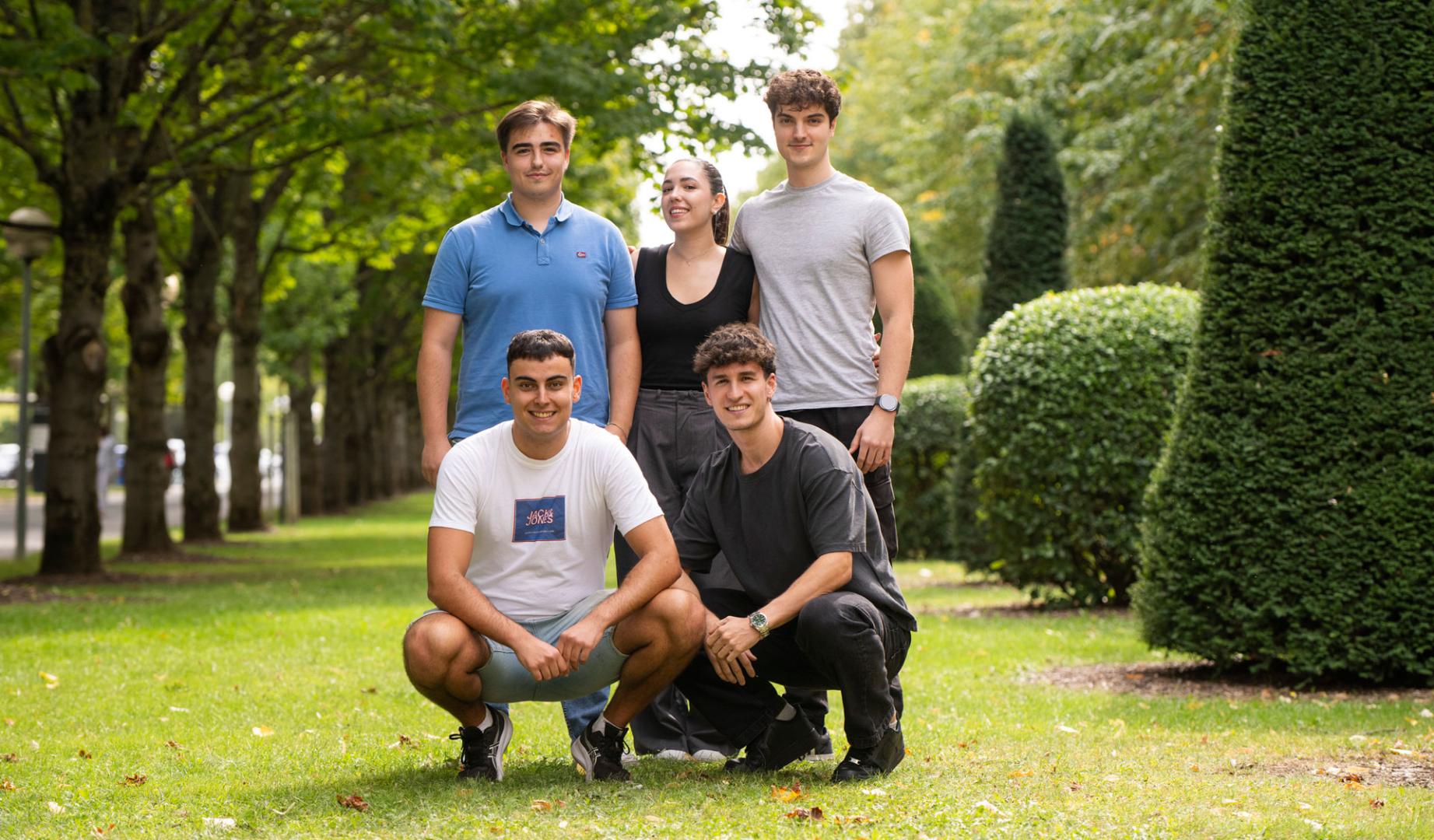 Estudiantes que representan a la UPNA en la UNITA Challenge Arena. De izq. a dcha. Fila superior: Iñigo Irurzun, Leyre Asurmendi y Aser Méndez. Fila inferior: Iván López e Izan López de Aberasturi. Faltan Unai Arriazu y Gorka Biurrun.