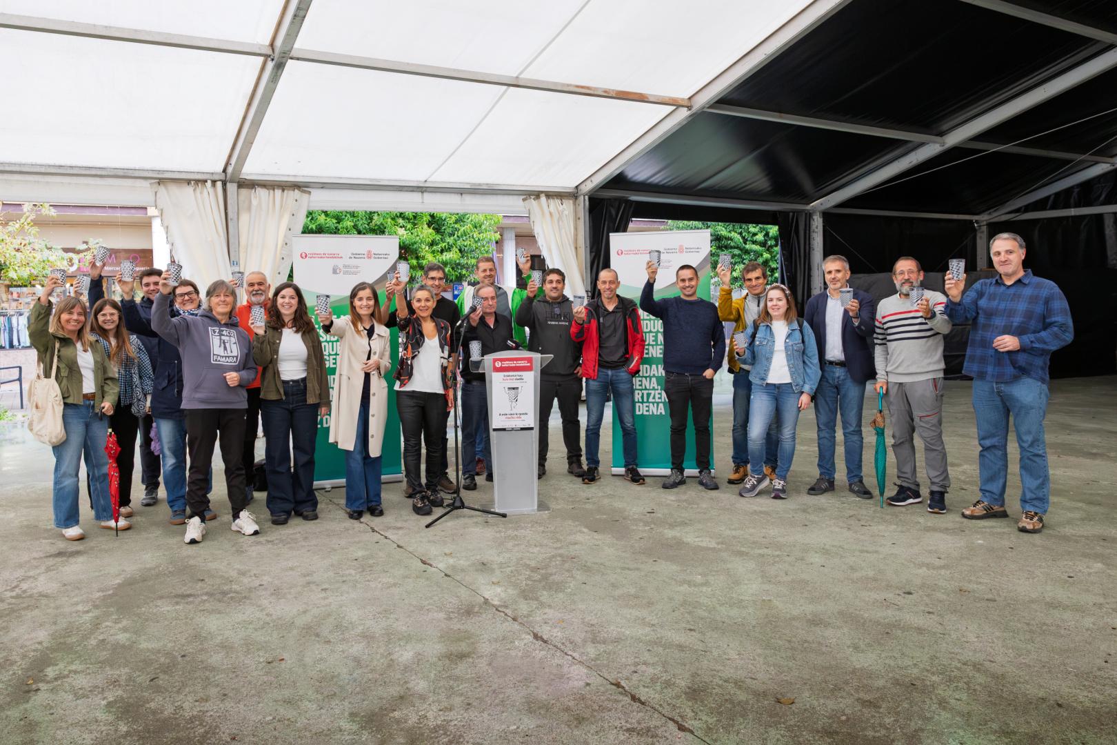 Autoridades y representantes de establecimientos adheridos, durante la presentación del Vaso Único en Navarra.