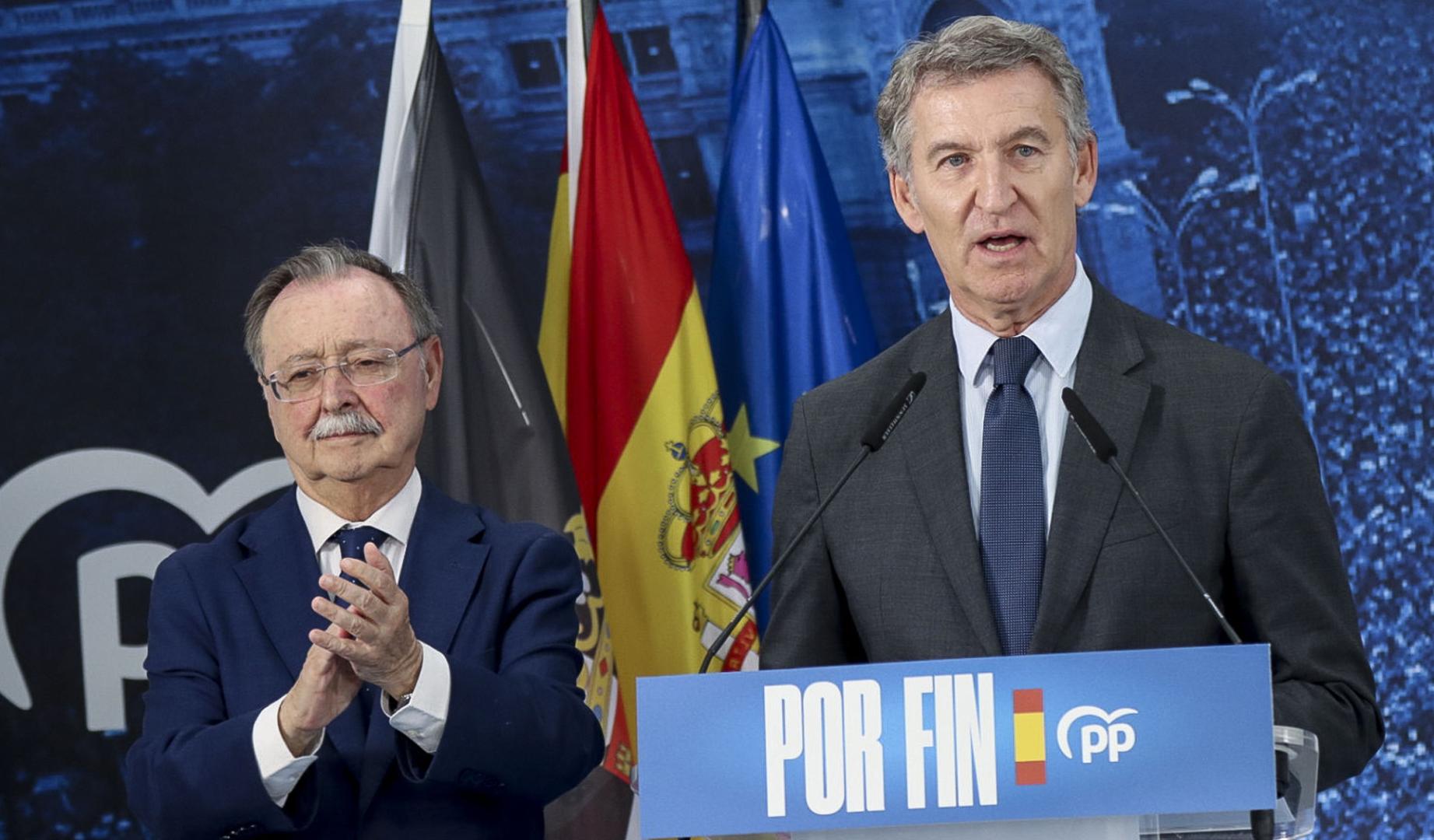 El presidente del Partido Popular, Alberto Núñez Feijóo (d), y el presidente de la Ciudad Autónoma de Ceuta, Juan Jesús Vivas, durante su intervención dentro de la visita del primero a la ciudad autónoma este miércoles