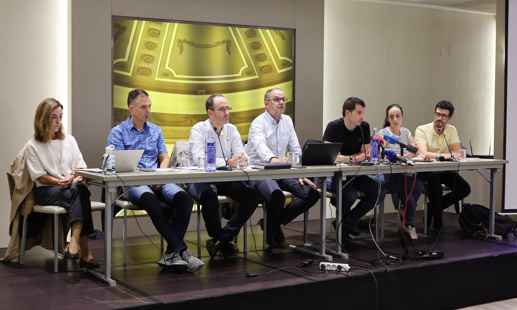 Los miembros del consejo rector han presidido la reunión de afectados de la cooperativa de vivienda protegida de Maristas