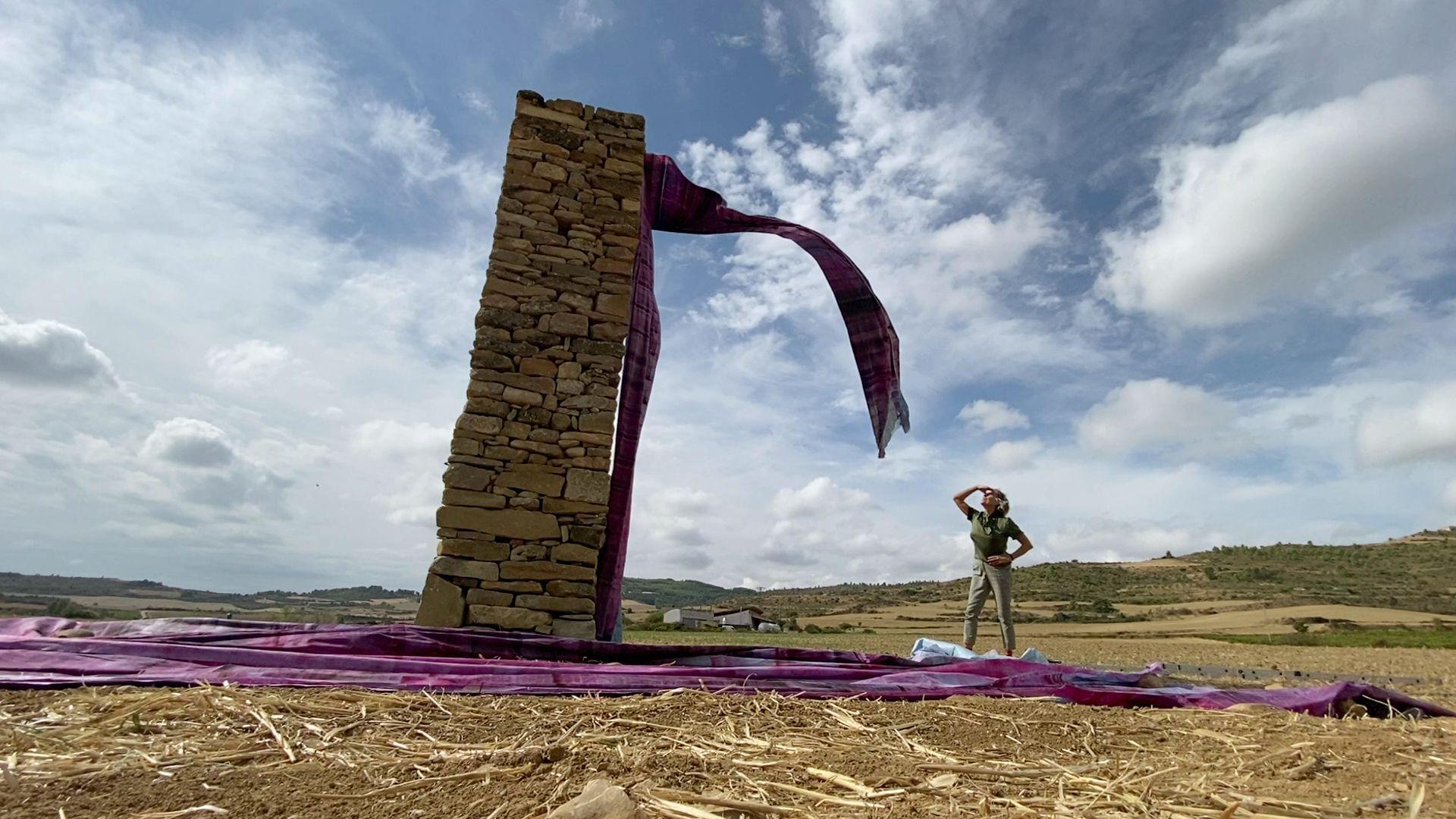 'Engalanada de vino y rosas', obra de Alicia Otaegui, en la columna del aire de Artazu