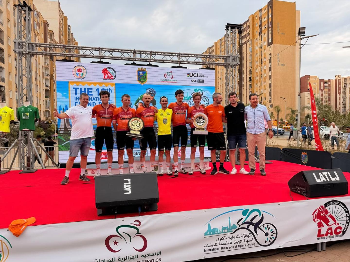 Los corredores del Euskaltel-Euskadi con Iker Mintegi de amarillo a la conclusión de la prueba argelina.