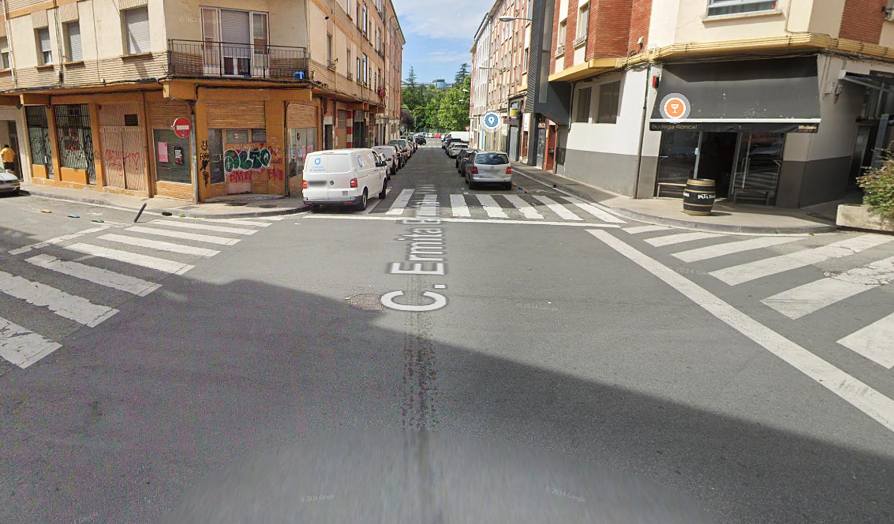 Pasos de cebra en el cruce entre las calles La Ermita y Basilio Armendáriz de Burlada
