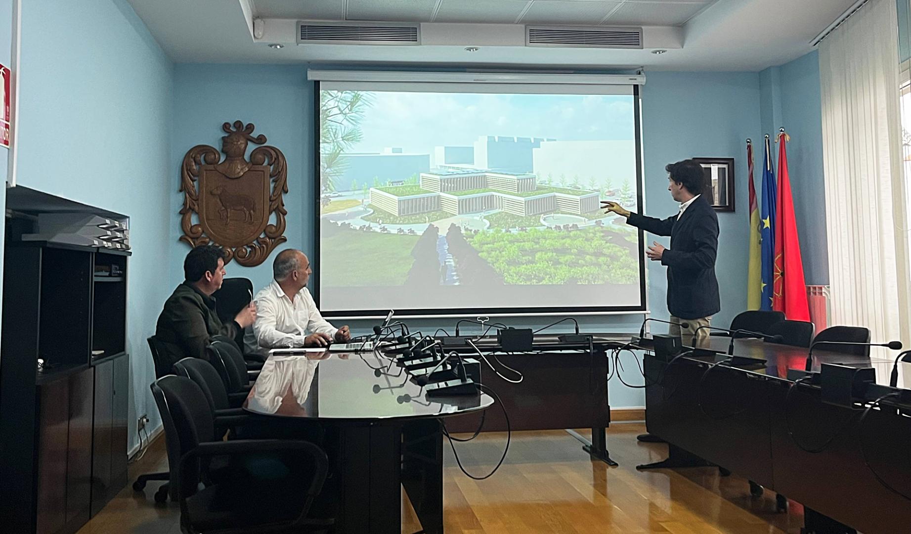 Presentación del diseño de la biblioteca de Berrioplano. Desde la izquierda, Donald Navas (Plazaola, concejal de cultura), Félix Remírez (EH Bildu, alcalde) y el arquitecto Juan José Peralta