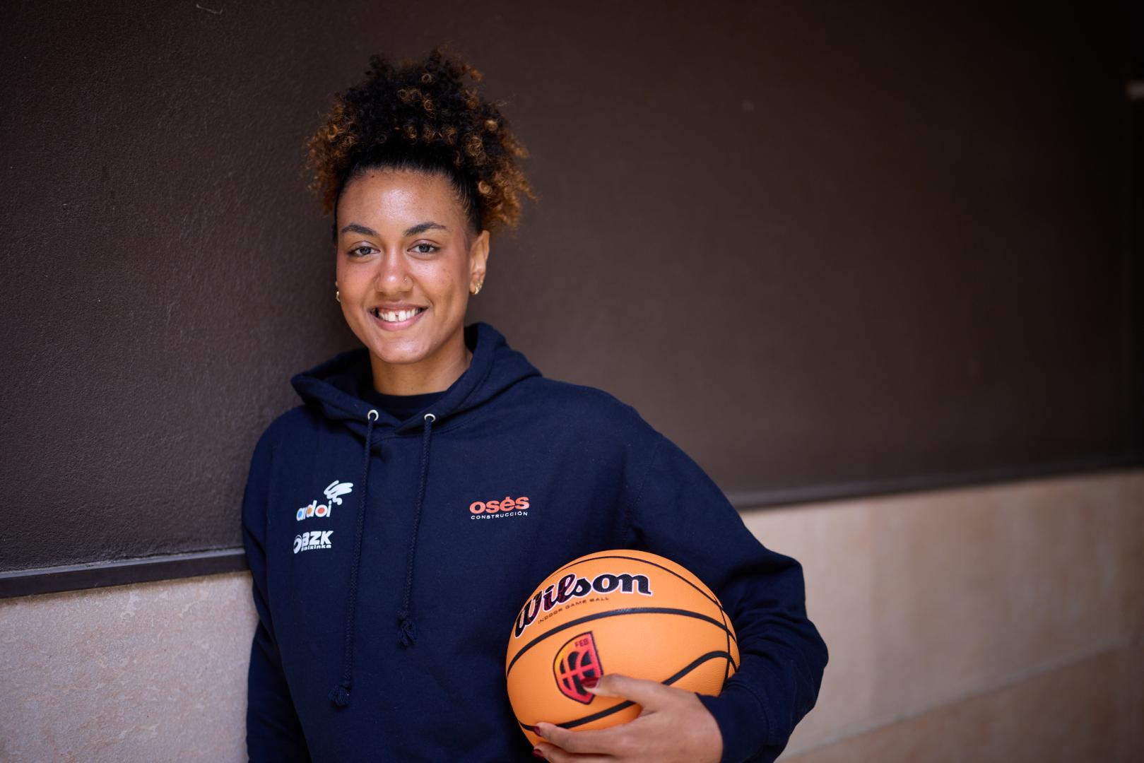 Aixa Wone, primera capitana del Osés Construcción para este curso, posa junto a un balón en uno de los porches de Ripagaina