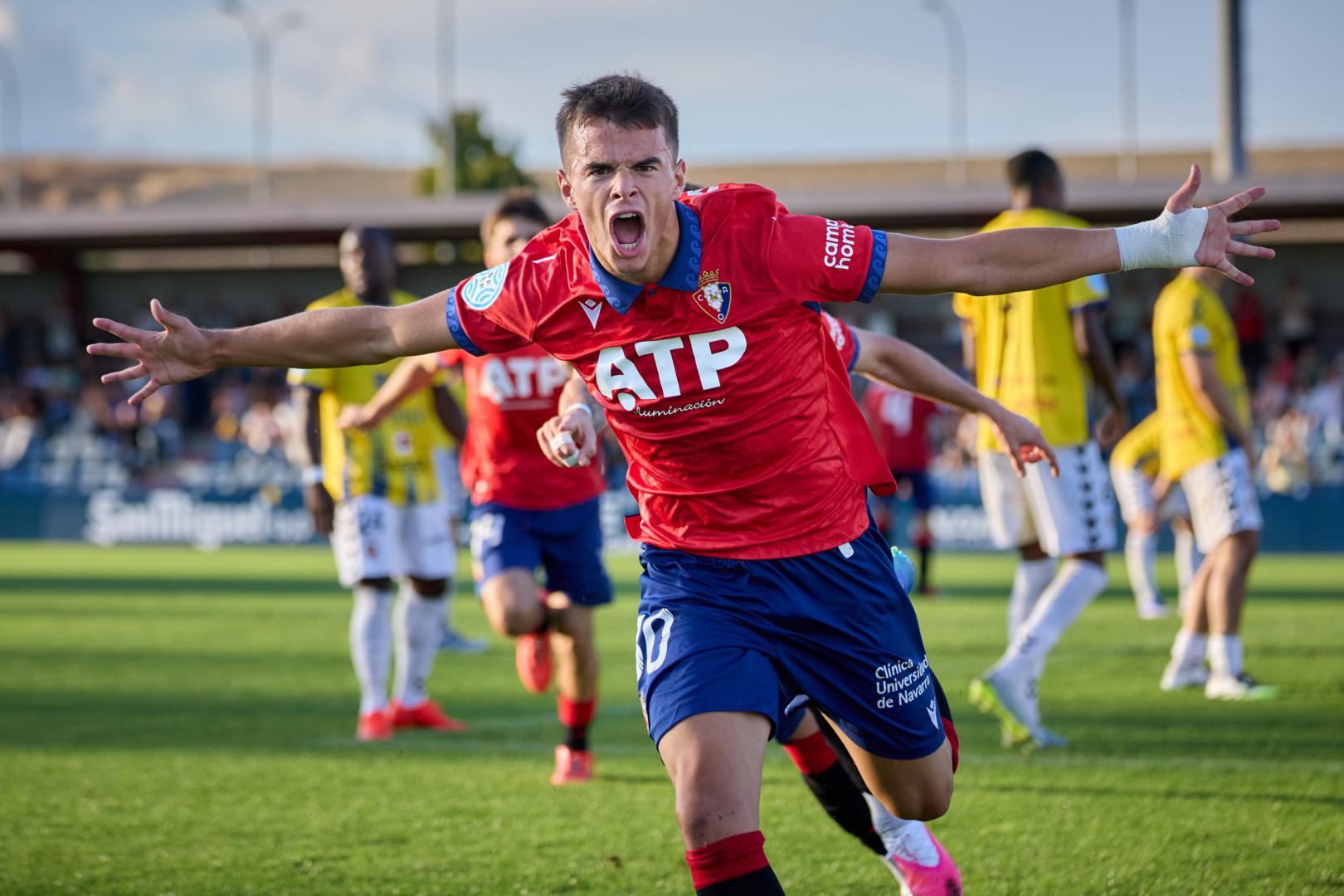 El delantero Javier Martínez celebra su primer gol anotado con la camiseta de Osasuna Promesas ante el Calamocha en TajonarEl delantero Javier Martínez marcó el primer gol del Promesas en su estreno en la Segunda RFEF. J.P.URDÍROZ