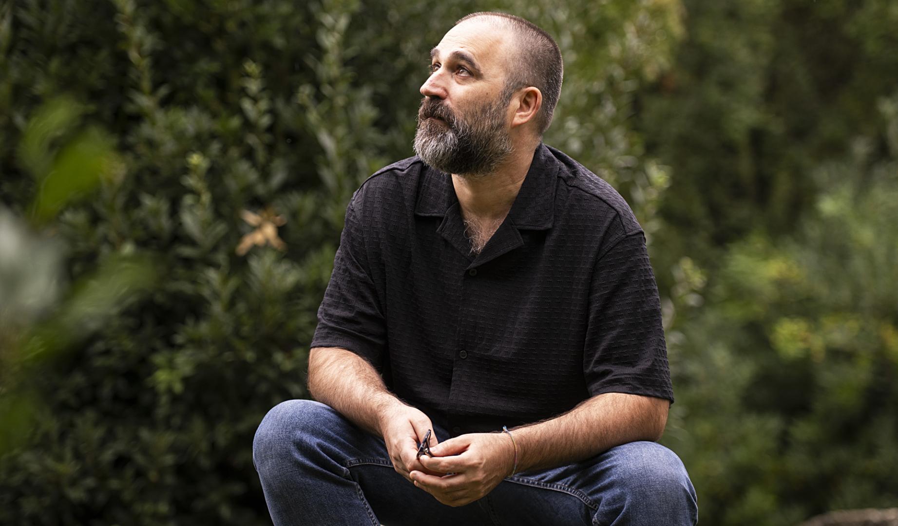 El director y dramaturgo navarro Asier Andueza, retratado ayer en el parque Yamaguchi de Pamplona
