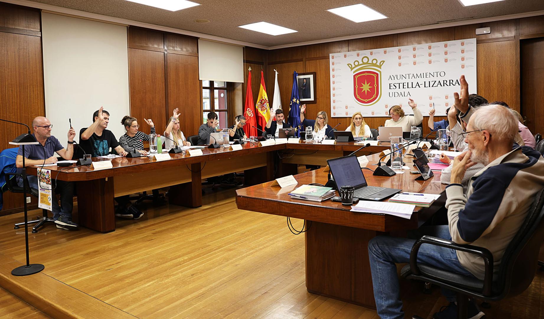 El pleno al completo en una de las votaciones de ayer, sesión ordinaria de octubre