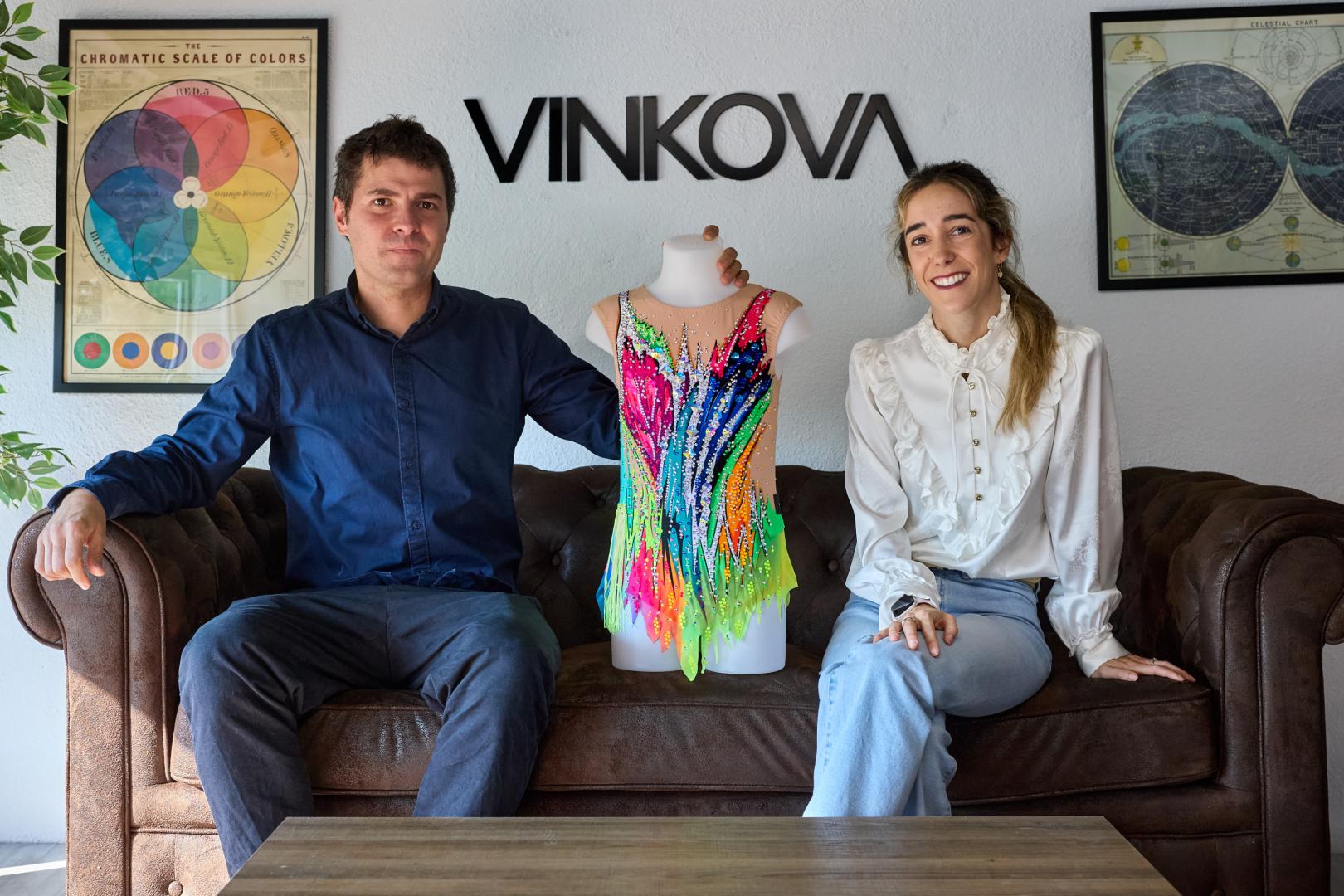A: J.P. Urdiroz F: 05-10-2026 P: L: Pamplona. Instalaciones de Vinkova en la carretera de Sarriguren. T: Reportaje sobre la empresa Vinkova, fabricante de maillots para gimnasia rítmica.