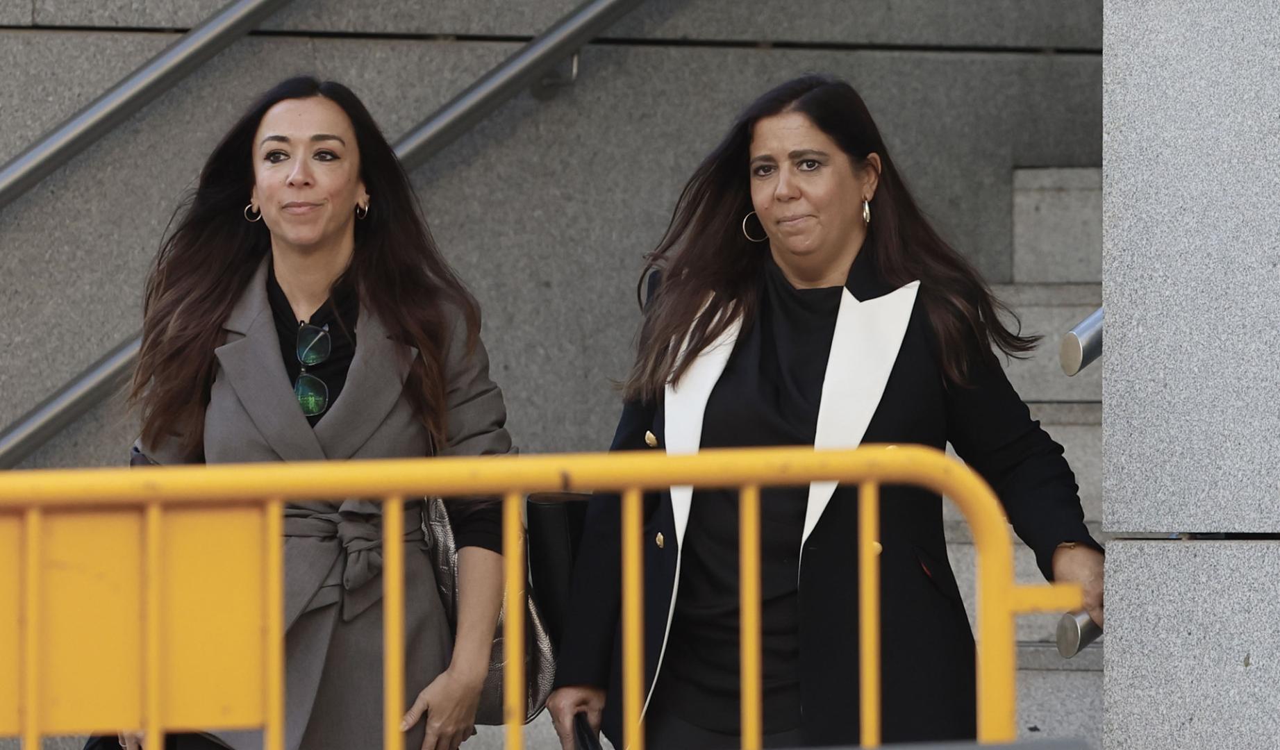 La jueza Beatriz Biedma (d), que procesó al hermano de Pedro Sánchez, sale de la Audiencia Nacional acompañada de su hermana y abogada tras denunciar ante el juez maniobras en su contra de la presunta trama de la exmilitante del PSOE Leire Díez