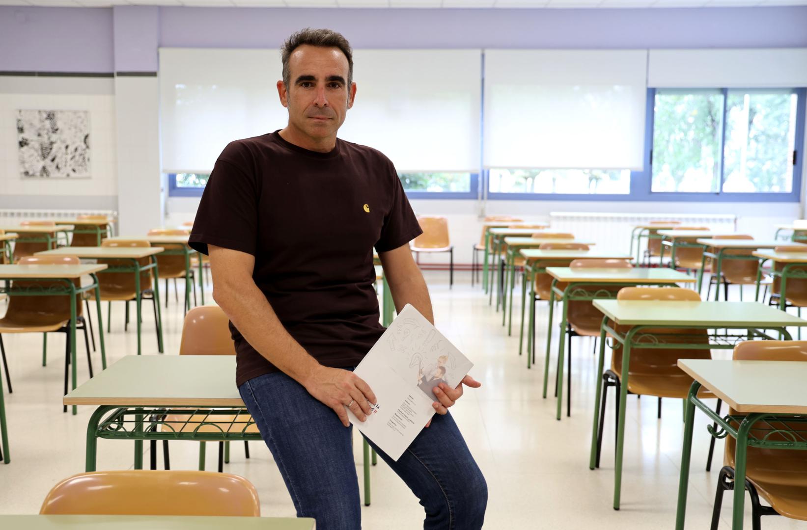 Rubén Fuertes Peralta, en un aula del IES Ribera del Arga, de San Adrián, donde imparte clase en FP.