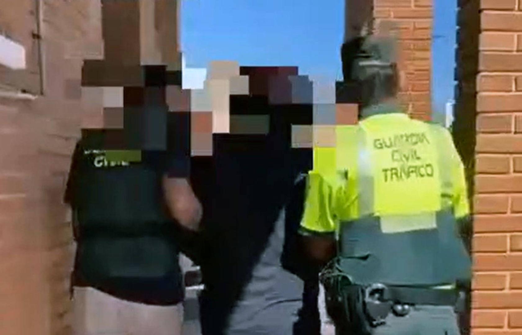 El detenido, junto a dos agentes de la Guardia Civil