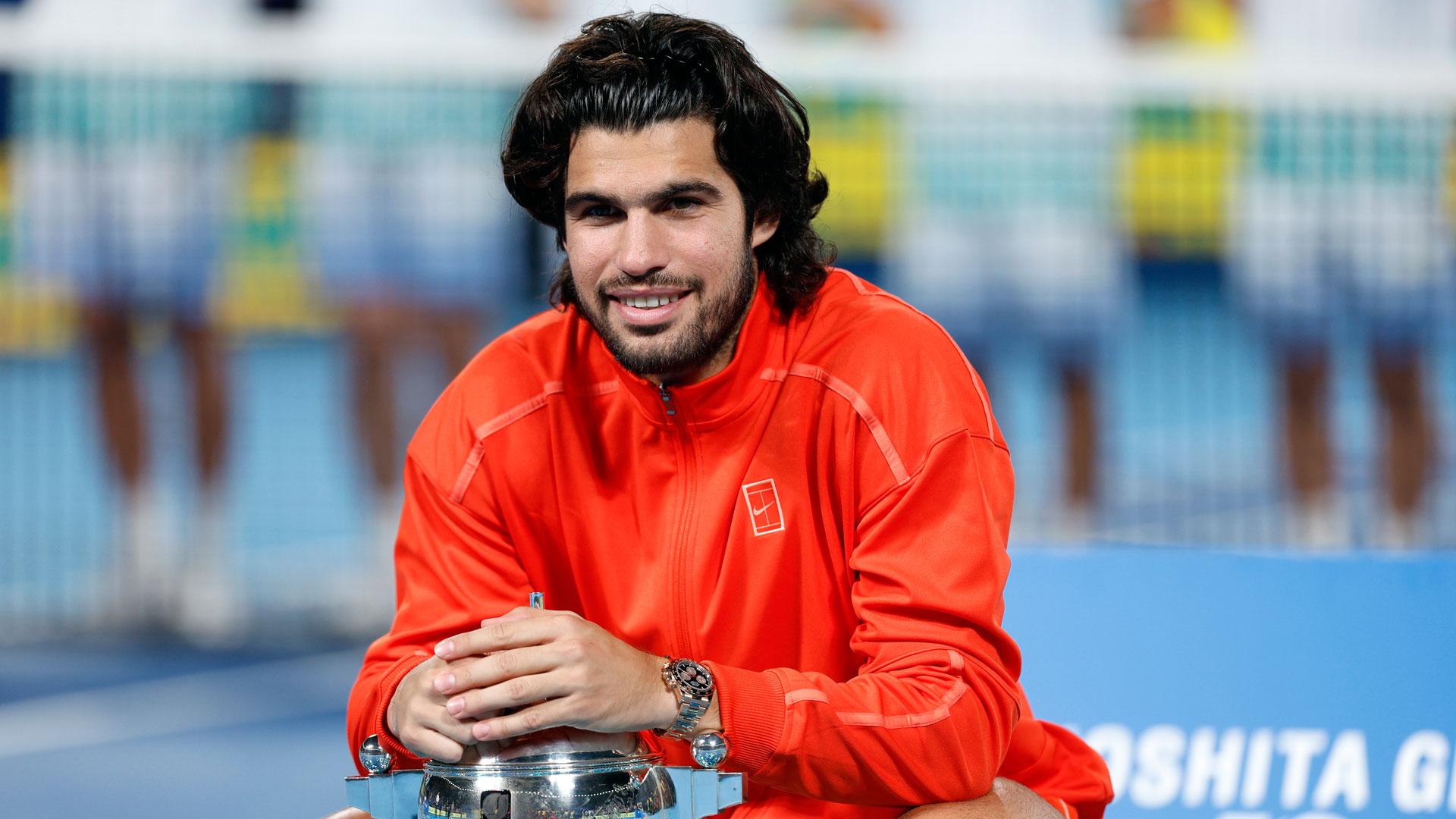 Alcaraz posa con el trofeo tras ganar el torneo de Tokio