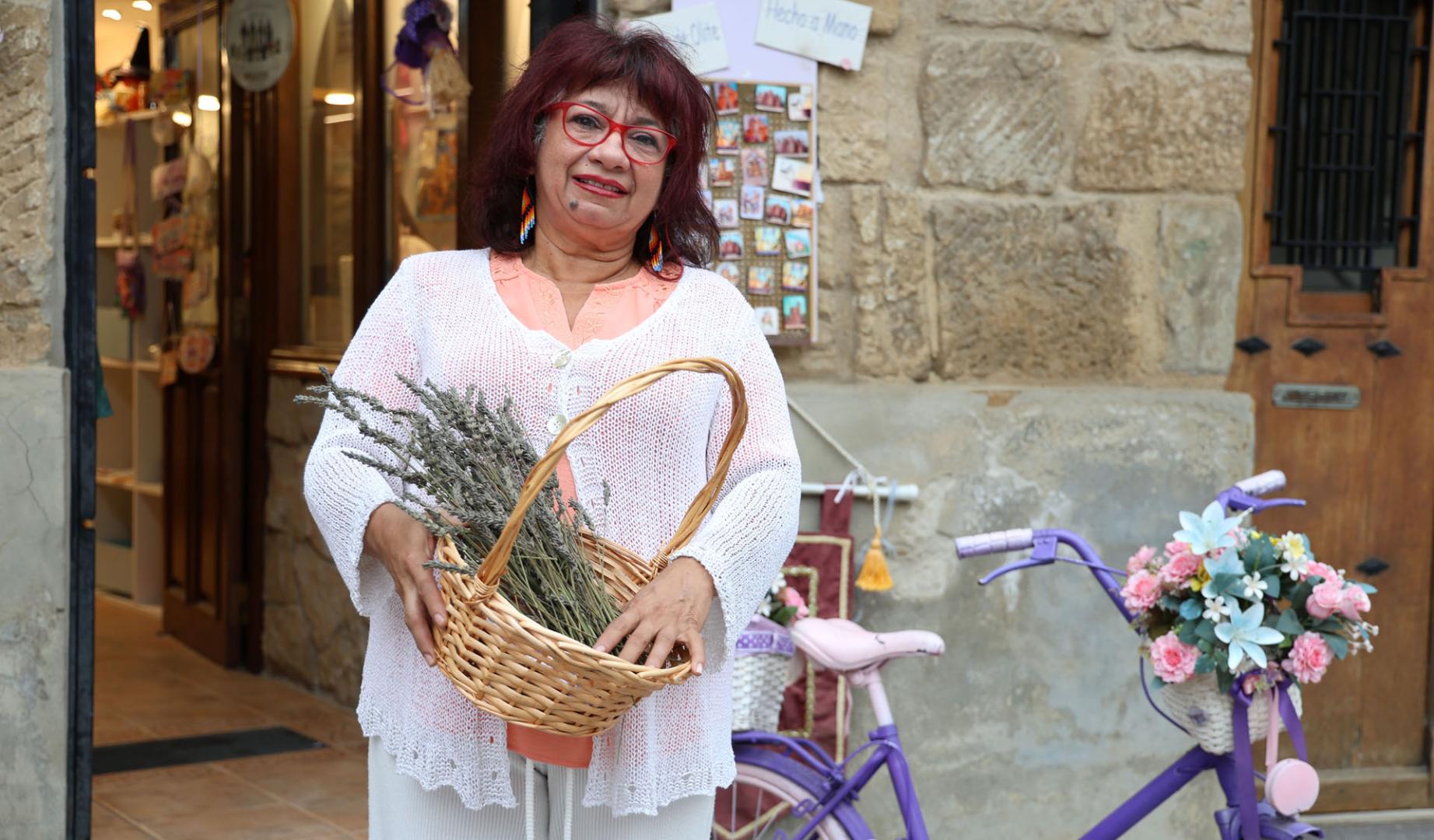 Mariela Arenas Echeverri, frente a su tienda, 'Hilos y Aromas'