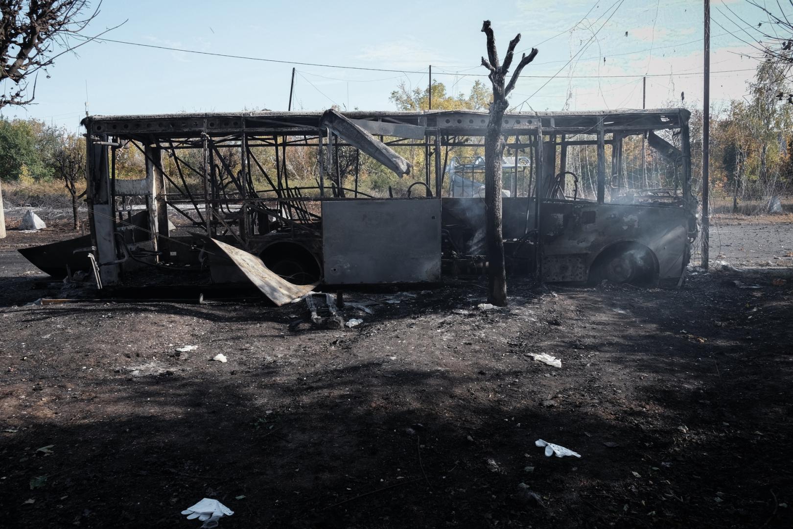 El impacto de una bomba aérea guiada rusa en una parada de autobús en Kramatorsk ha matado a, al menos, 30 personas, y otras 18 han resultado heridas