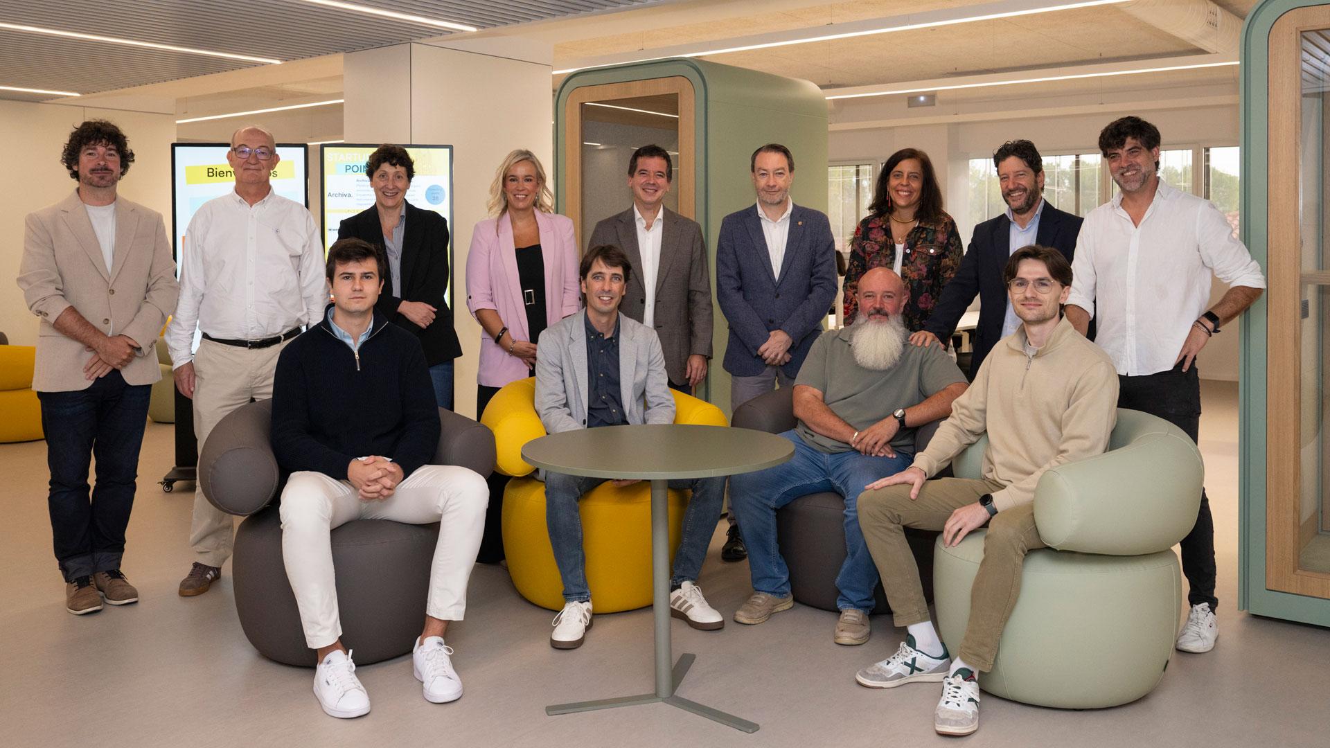 En el centro, el consejero Irujo junto al rector de la UPNA, Ramón Gonzalo; la directora general de Transición Energética y Digital, I+D+i Empresarial y Emprendimiento, Garbiñe Basterra; la directora Gerente de CEIN, Uxue Itoiz; y representantes de las empresas tecnológico-digitales Archiva Solutions, Hydrotecna Green, Naxia y Salva IA