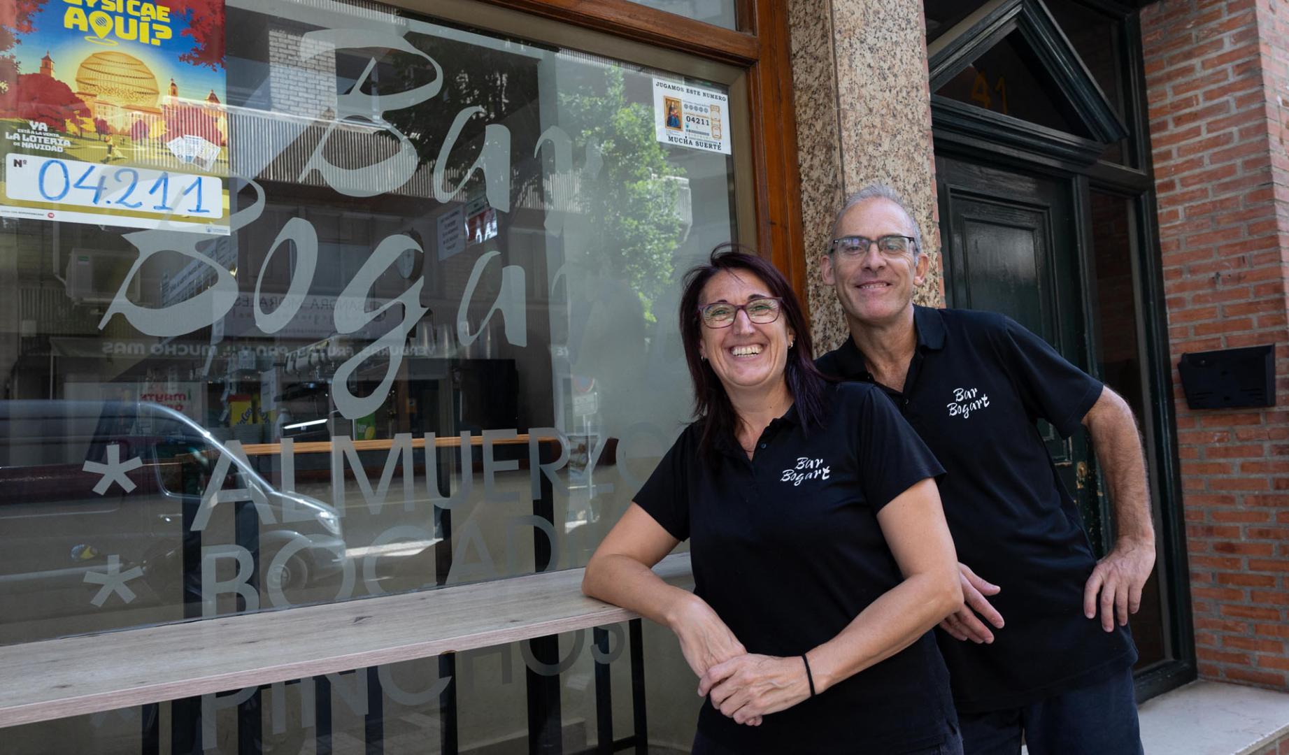 Blanca Ordóñez Ezquerra y Alfonso Beamonte Arejula, frente al bar Bogart