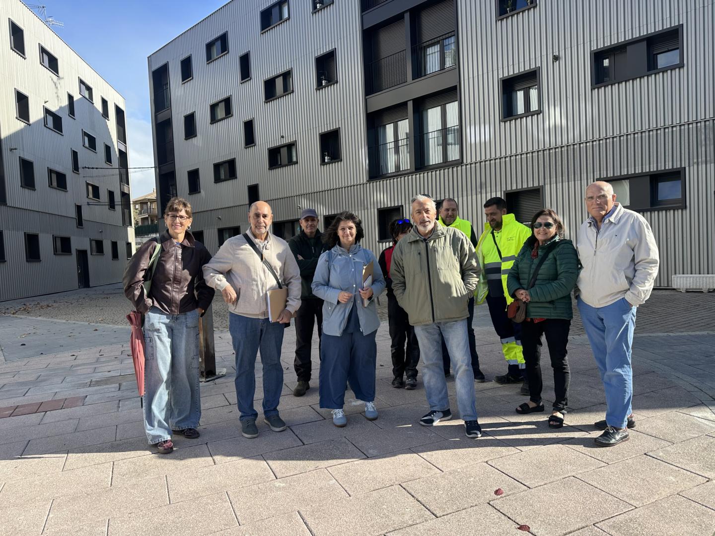 Los presidentes de los cuatro portales de la plaza de San José, la edil Ana Duarte y personal de servicios y limpieza en el encuentro mantenido en la plaza San José.
