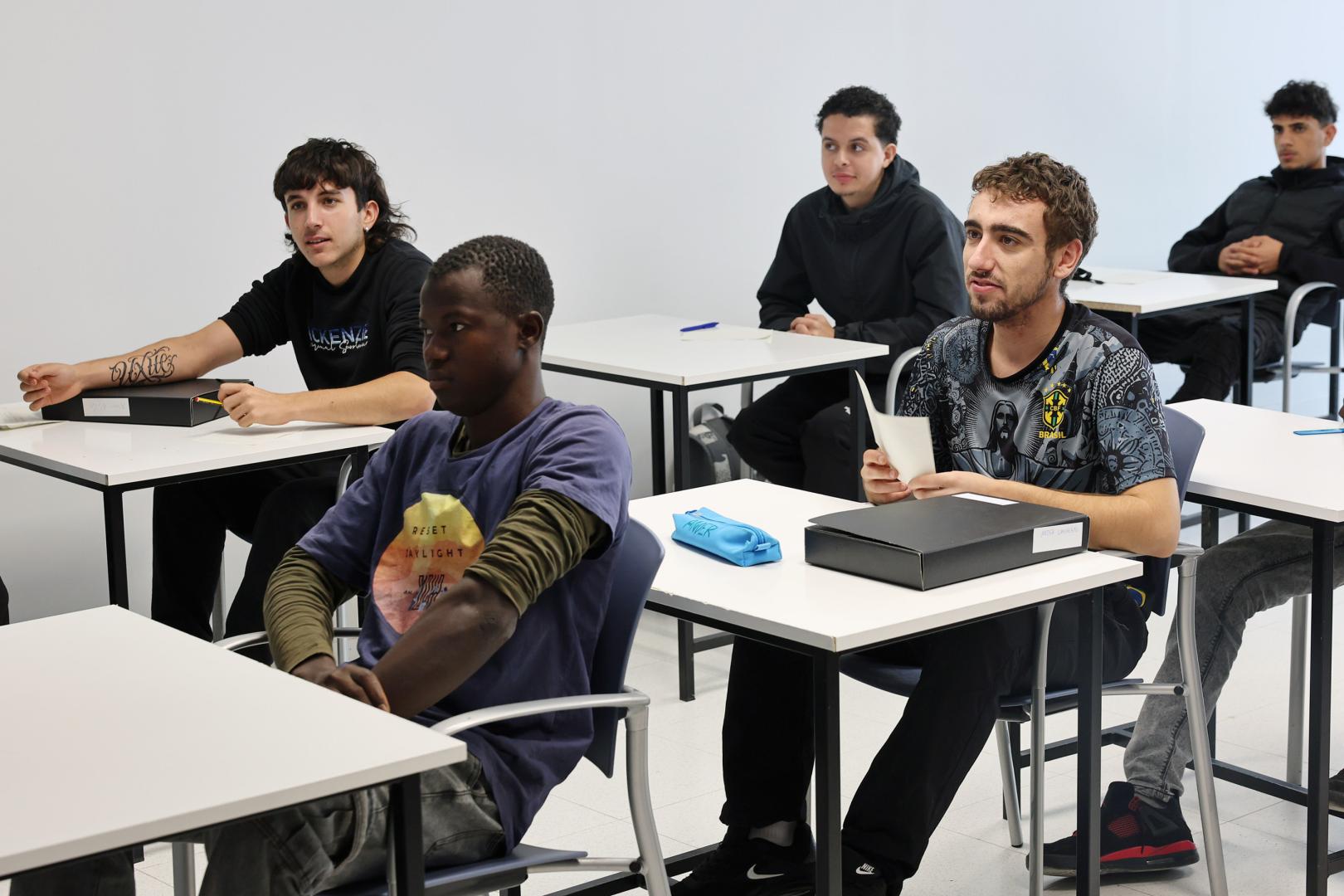 Clase de Habilidades Sociales, con Aimar Nuin (izquierda) y Ander Lasheras (derecha), entre los alumnos de la escuela taller de albañilería.