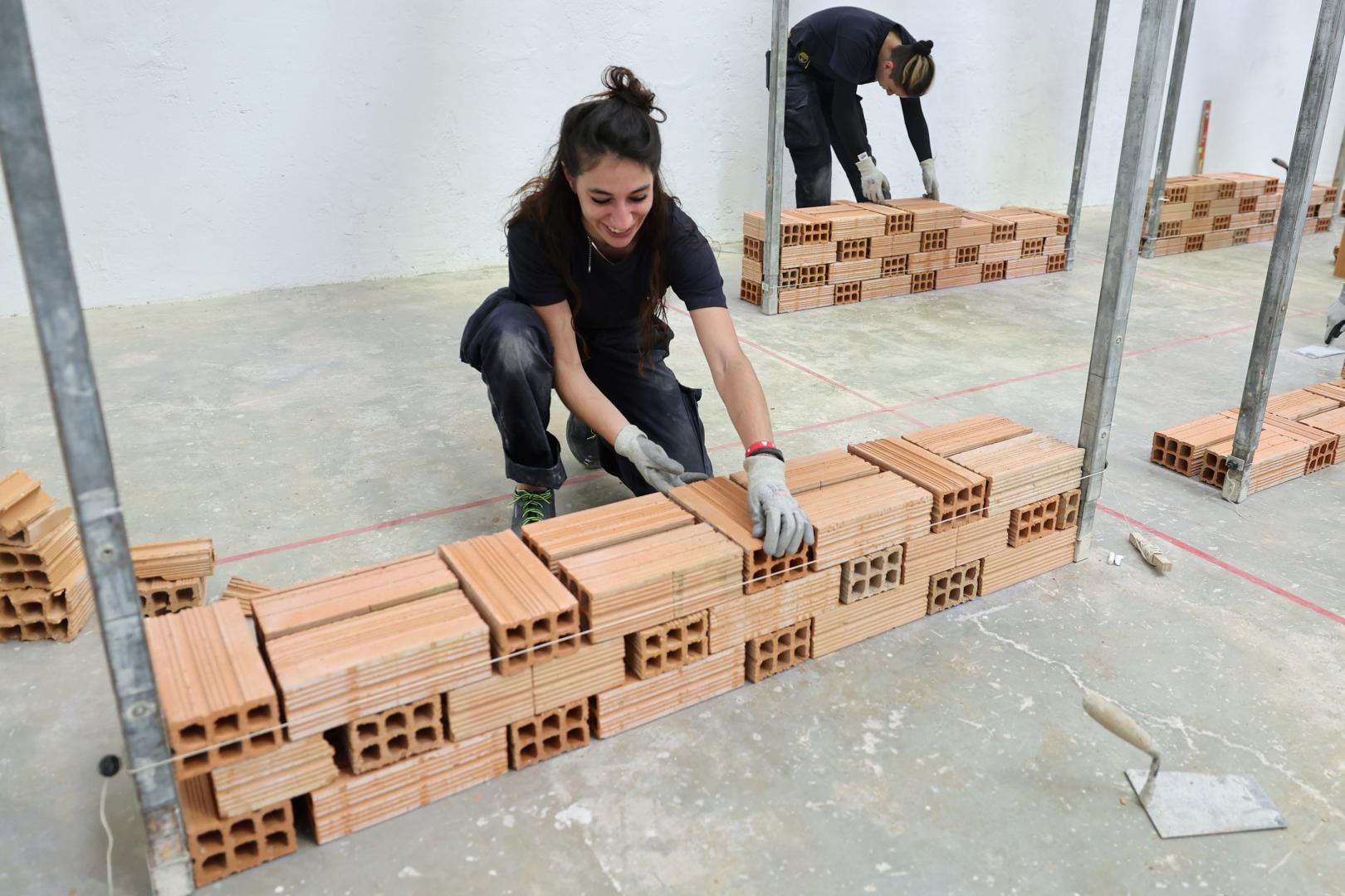 Nekane Iralde Noveleta, en la escuela taller de albañilería.