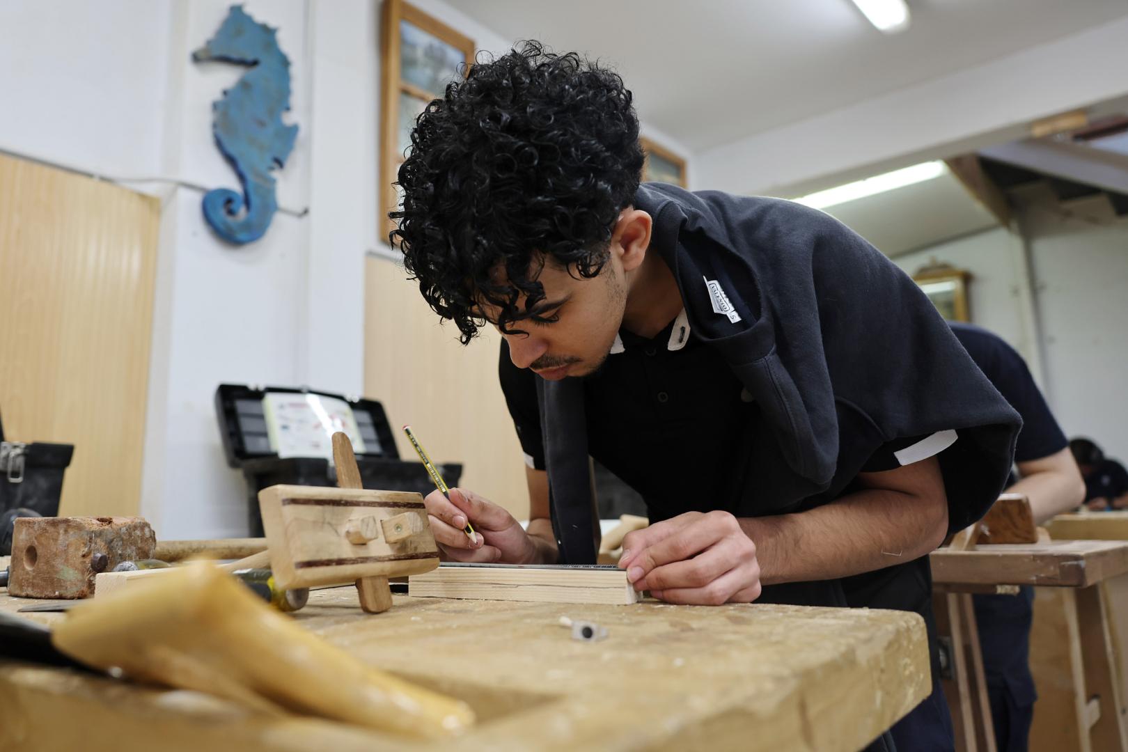 Imad Echchaikhi, en la escuela taller de carpintería.