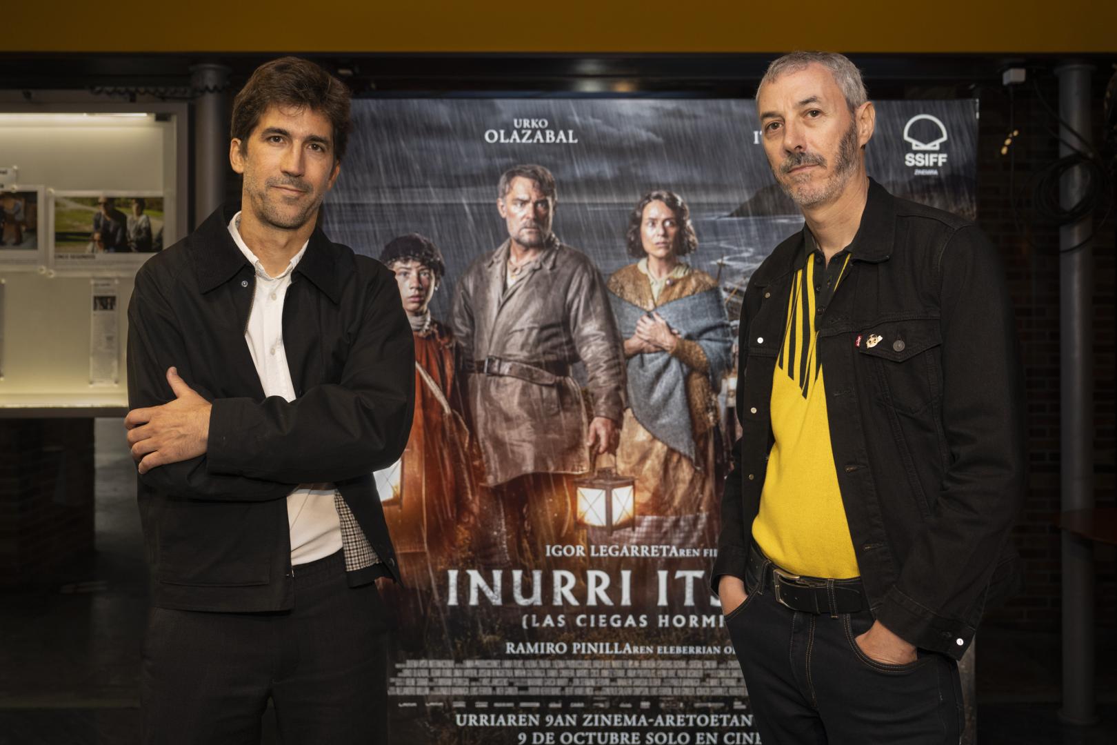 El productor Iker Ganuza (izquierda) y el director Igor Legarreta, en los cines Golem de Pamplona