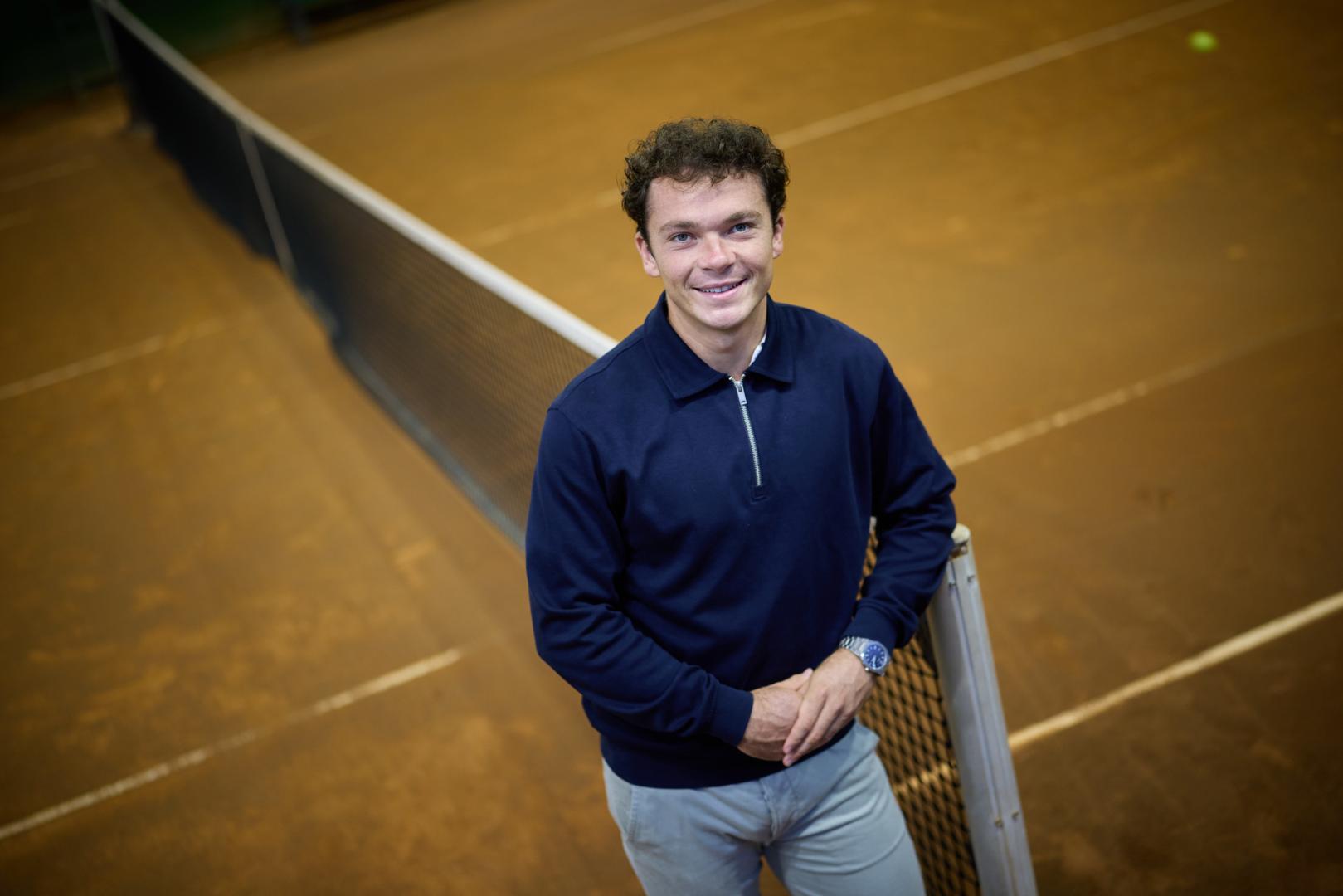 Iñaki Montes, en una de las pistas del Club de Tenis Pamplona este pasado miércoles