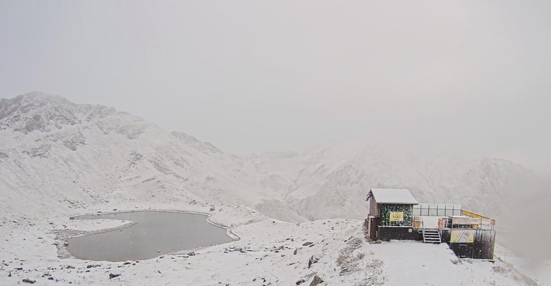 Una foto de la webcam de la estación de Astun, que ha registrado este 8 de octubre las primeras nevadas en sus cotas más altas