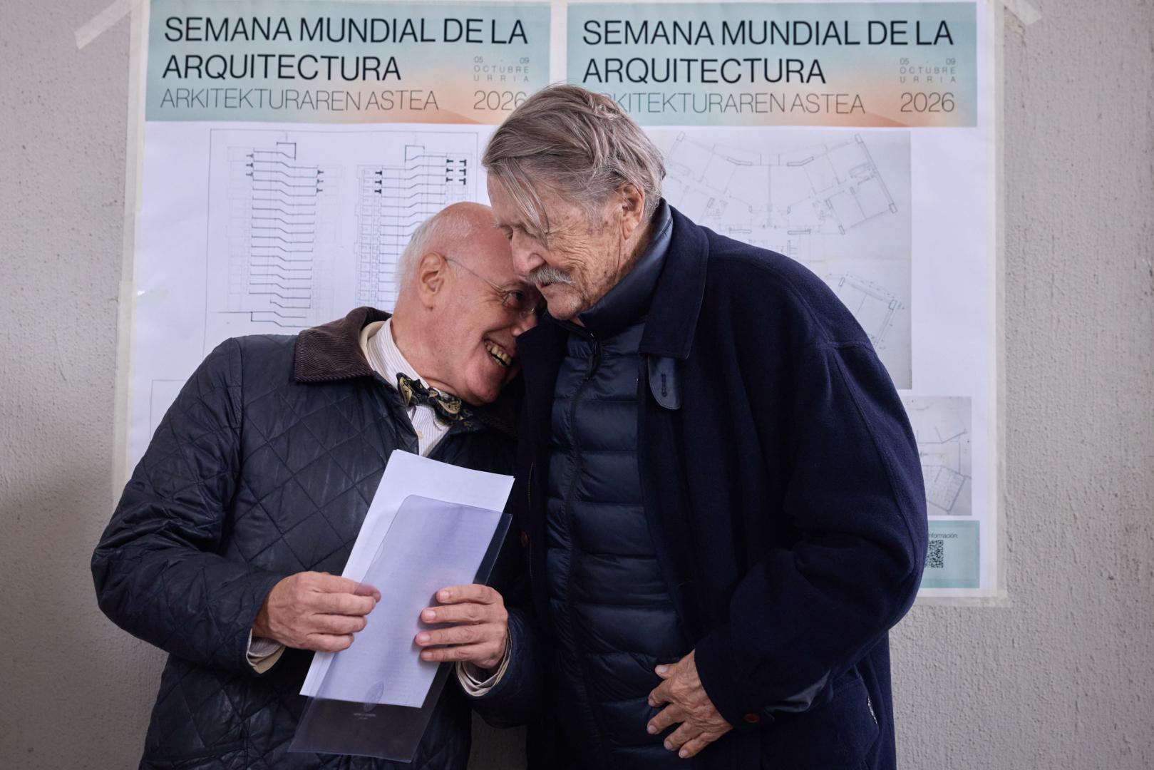 El arquitecto Estanislao de la Quadra Salcedo (dcha.) hace un gesto de cariño a José Manuel Pozo, de la Fundación Docomomo