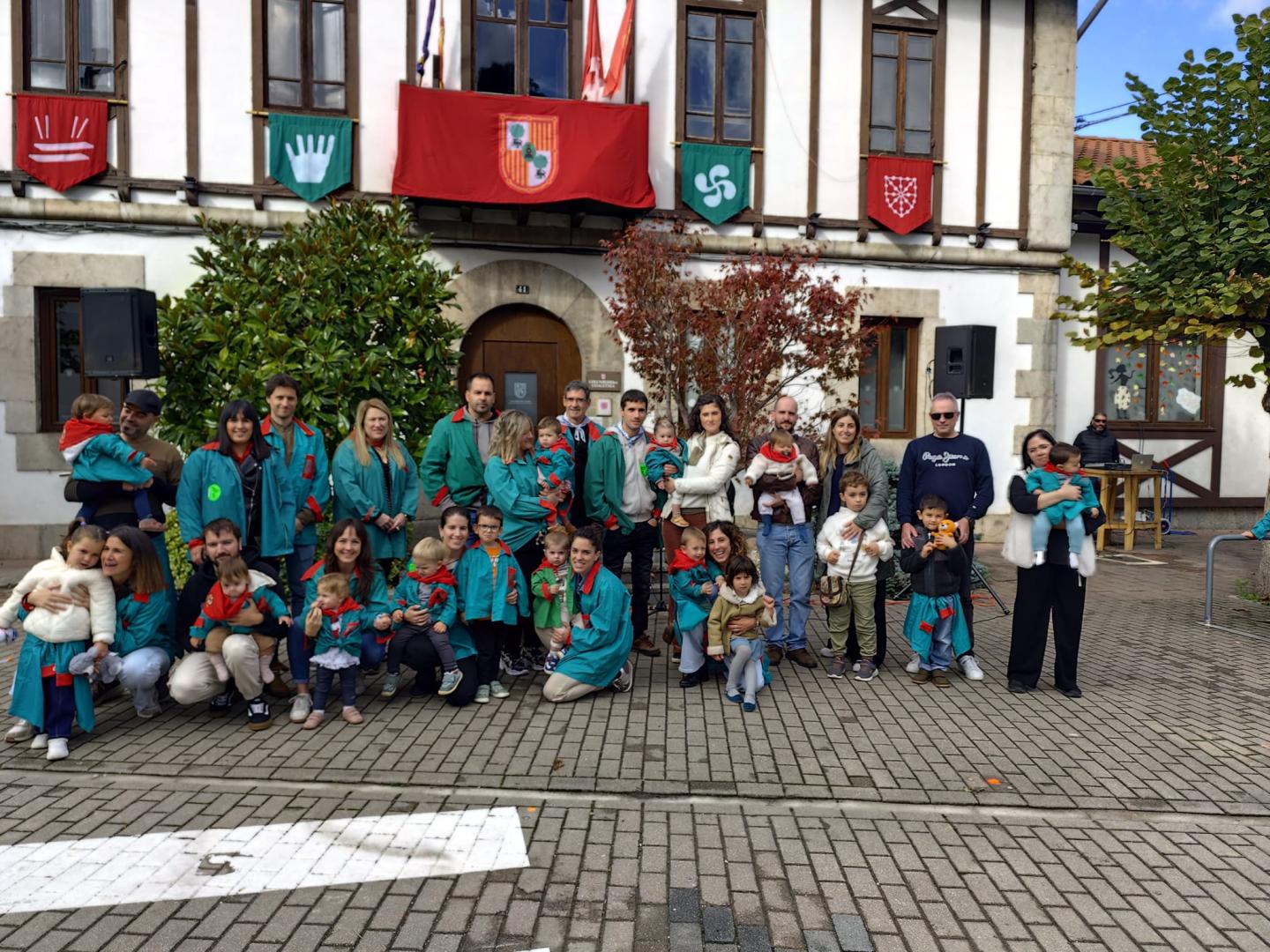 Familiares de los pequeños agasajados y corporativos en una imagen de grupo tras la recepción a la quinta de 2025.