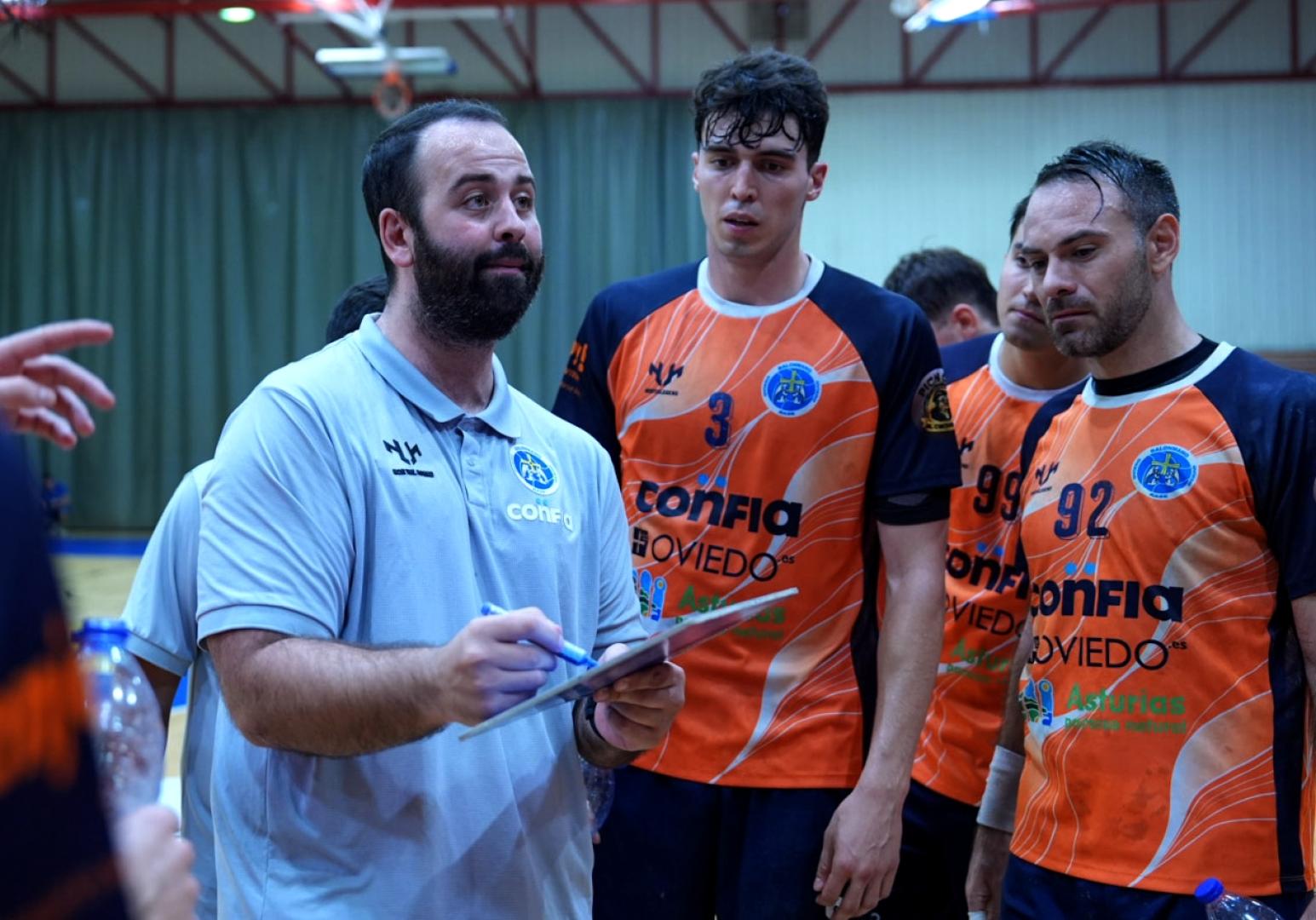 El técnico navarro Pablo Galech Urdániz, dando indicaciones a sus jugadores en el Confia Base Oviedo.