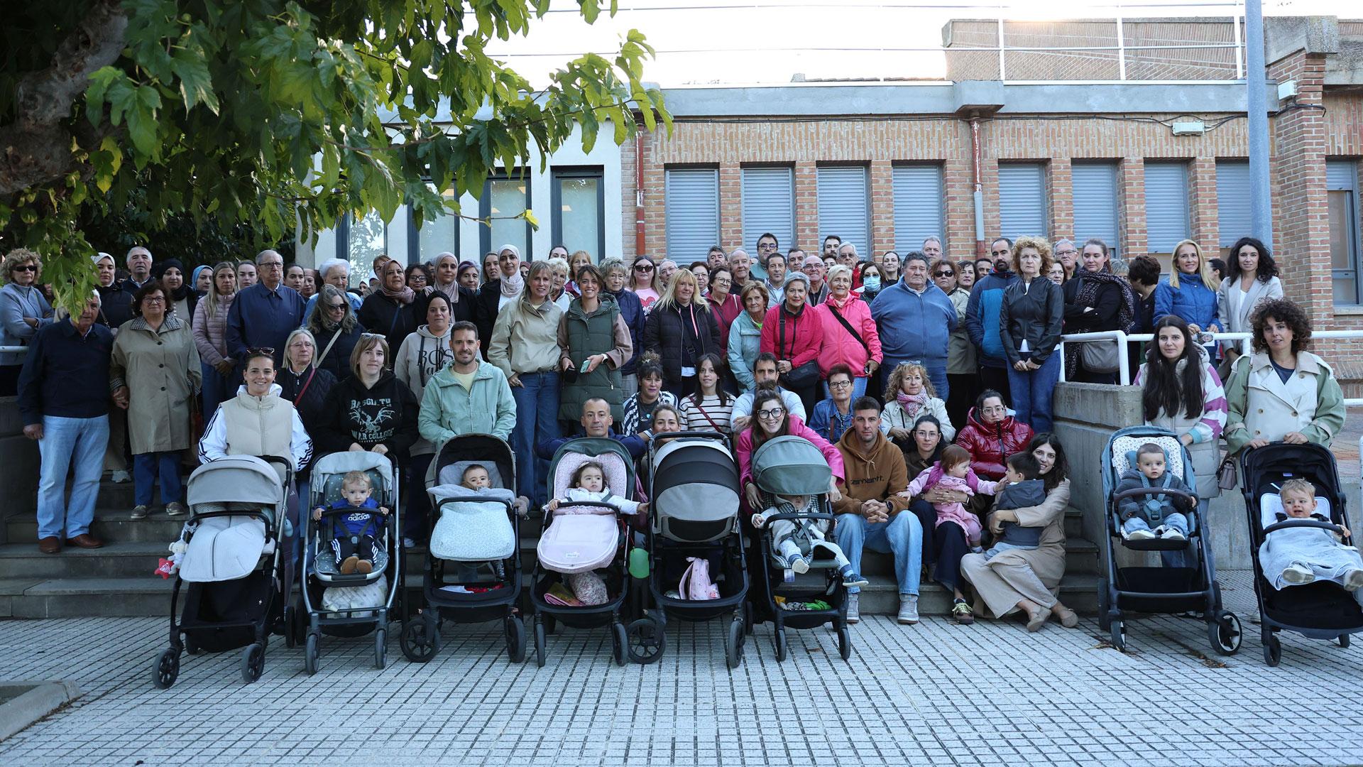 Padres y madres de familias de Peralta, Marcilla, Falces y Funes se concentraron ayer, arropados por vecinos y vecinas, en Peralta