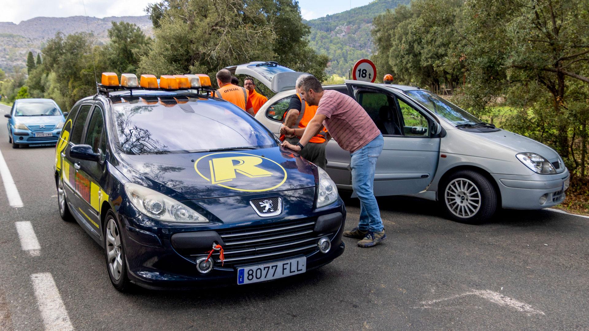 Un piloto alemán de 63 años ha fallecido este viernes y la copiloto de 39 de la misma nacionalidad ha resultado herida grave al precipitarse por un barranco el vehículo en el que participaban en el rally 550 Challenge Mallorca
