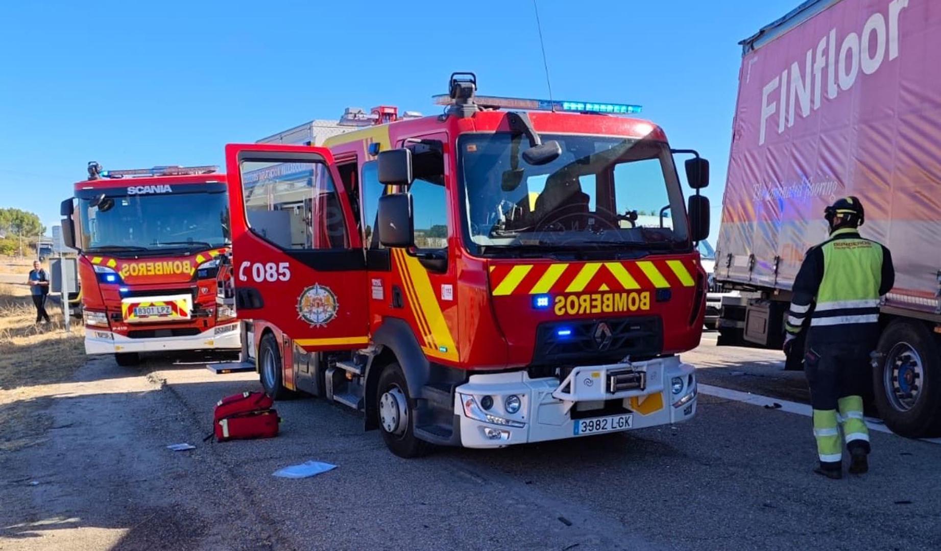 Dotaciones de bomberos, en el lugar del accidente en la A-62