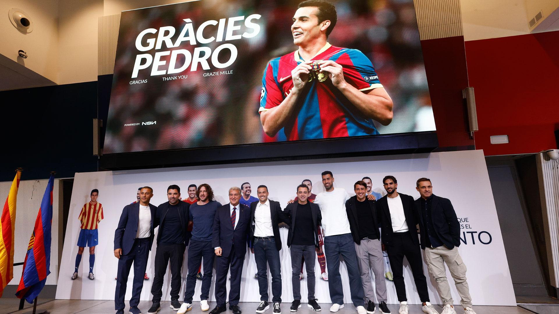 El exfutbolista canario Pedro Rodríguez, posa con directivos y antiguos compañeros del FC Barcelona en el acto de su retirada del fútbol profesional celebrado en el Camp Nou