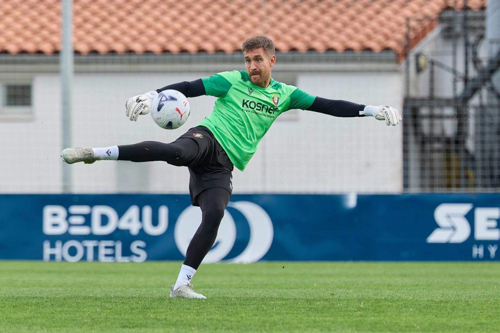 Aitor Fernández se perfila para ejecutar un golpeo de balón.j.p. urdíroz