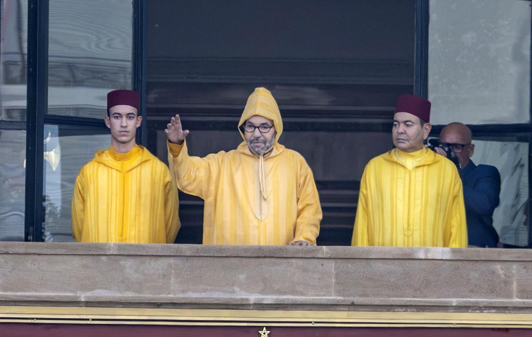El rey Mohamed VI, junto a su hijo y su hermano, saluda desde el balcón del Parlamento