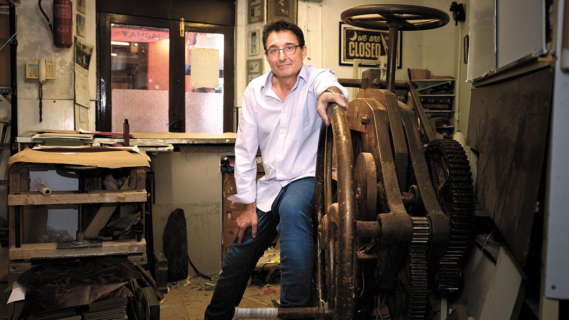 Jacinto Rodríguez Vinuesa, en el taller tienda de Encuadernaciones Alfaro, en la calle Carmen de Pamplona, este 8 de octubre