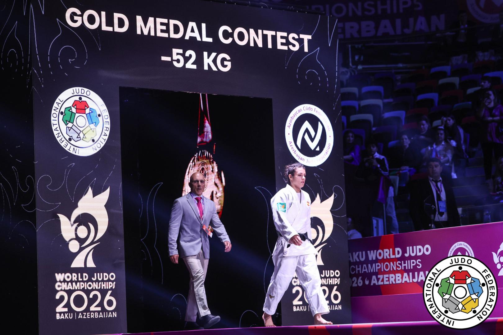 Ariane Toro, junto a su padre y técnico José. saliendo al tatami para disputar la final del Mundial en Bakú