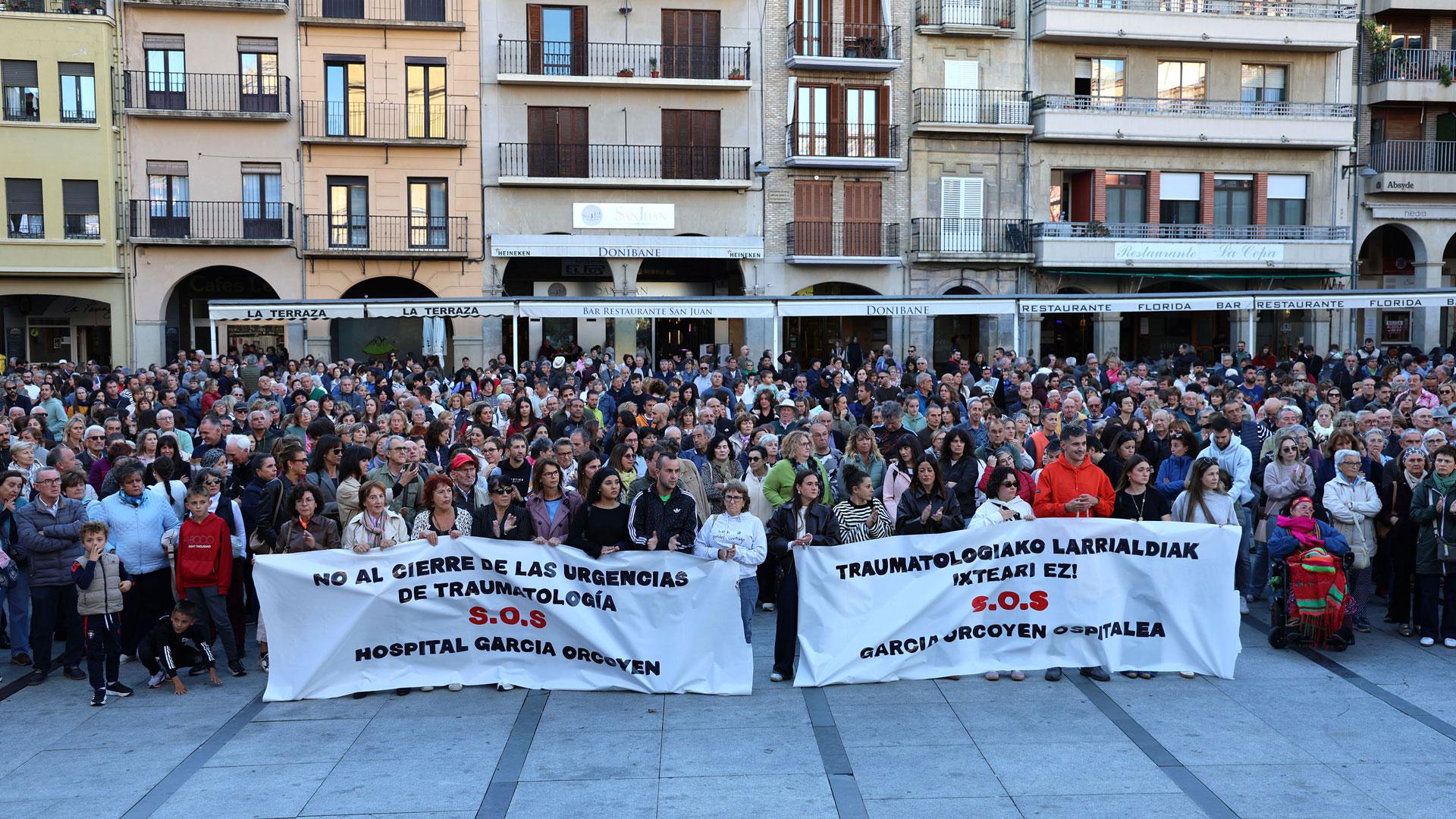 Concentración celebrada este viernes por la tarde en la plaza de los Fueros contra el cierre de las guardias de trauma