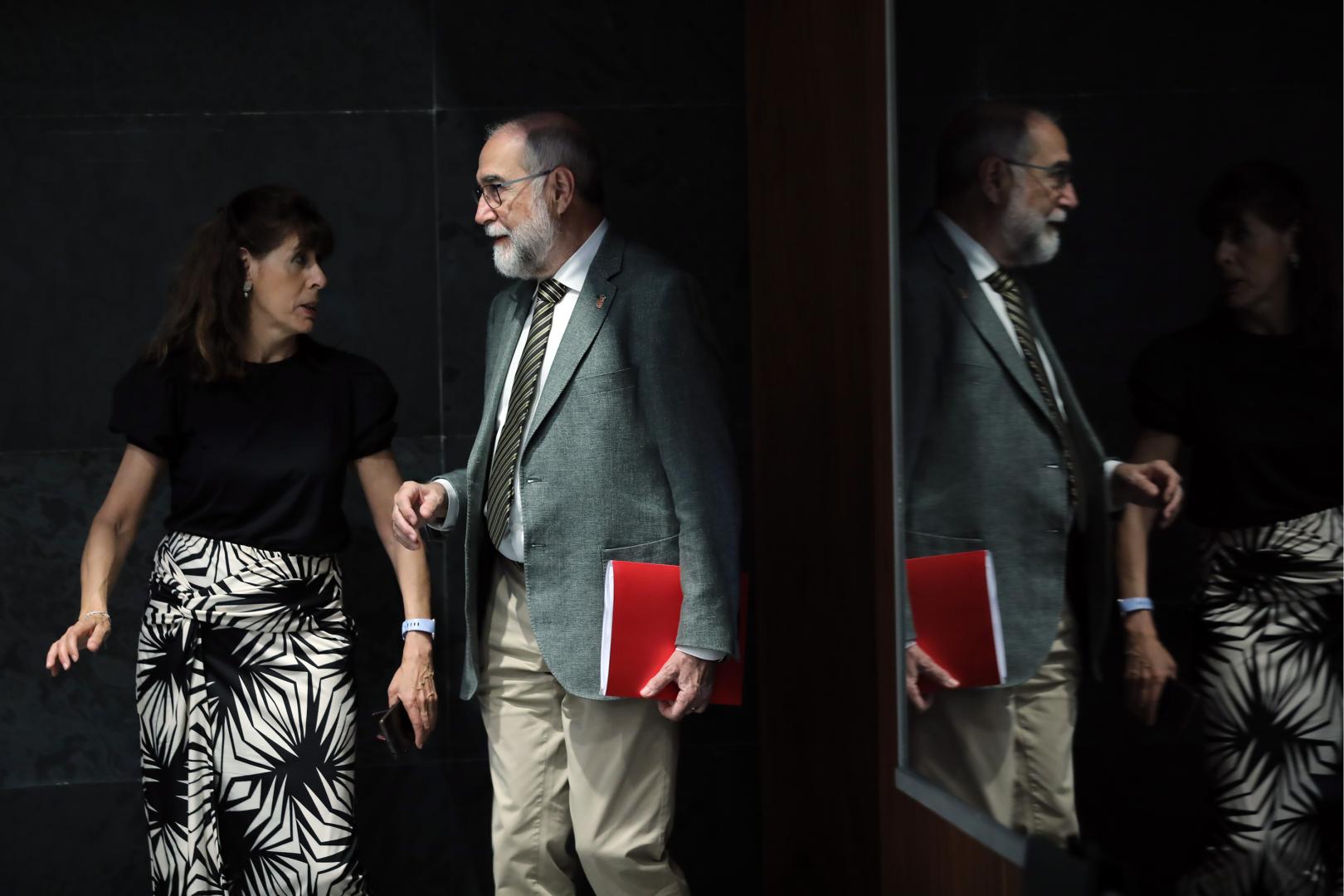 El consejero Fernando Domínguez y la socialista Maite Esporrín, en el Parlamento
