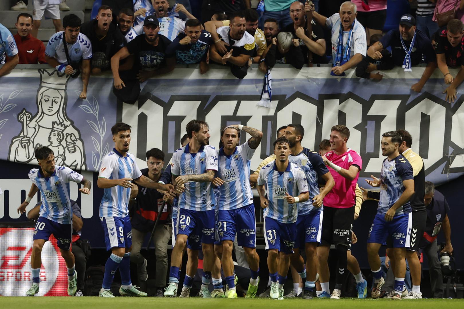 Los jugadores del Málaga celebran el 1-1 tras el gol de Adrián Niño
