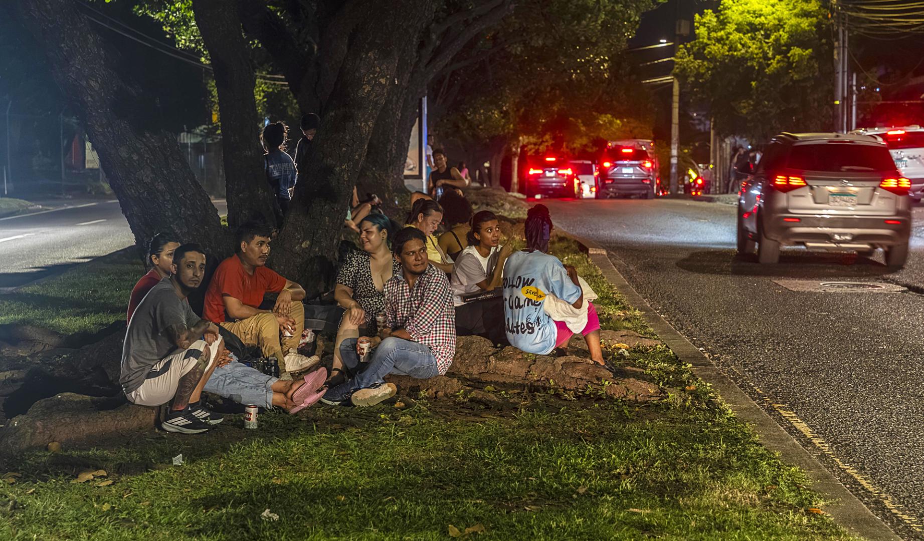 Varias personas esperan sobre una avenida luego del terremoto de magnitud 7,7 que sacudió el sureste de Panamá este viernes en Ciudad de Panamá (Panamá)