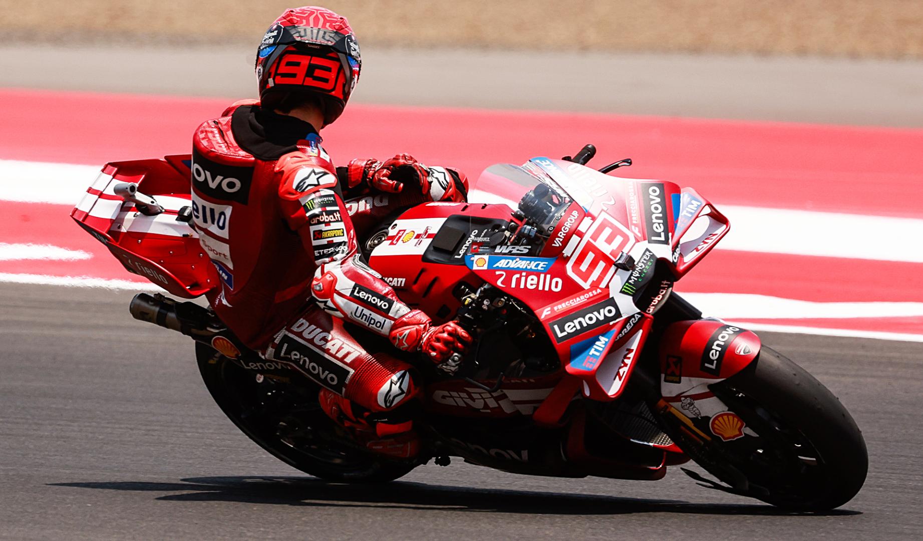 Marc Márquez mira a sus rivales tras imponerse al sprint en el GO de Indonesia disputado en el circuito Mandalika